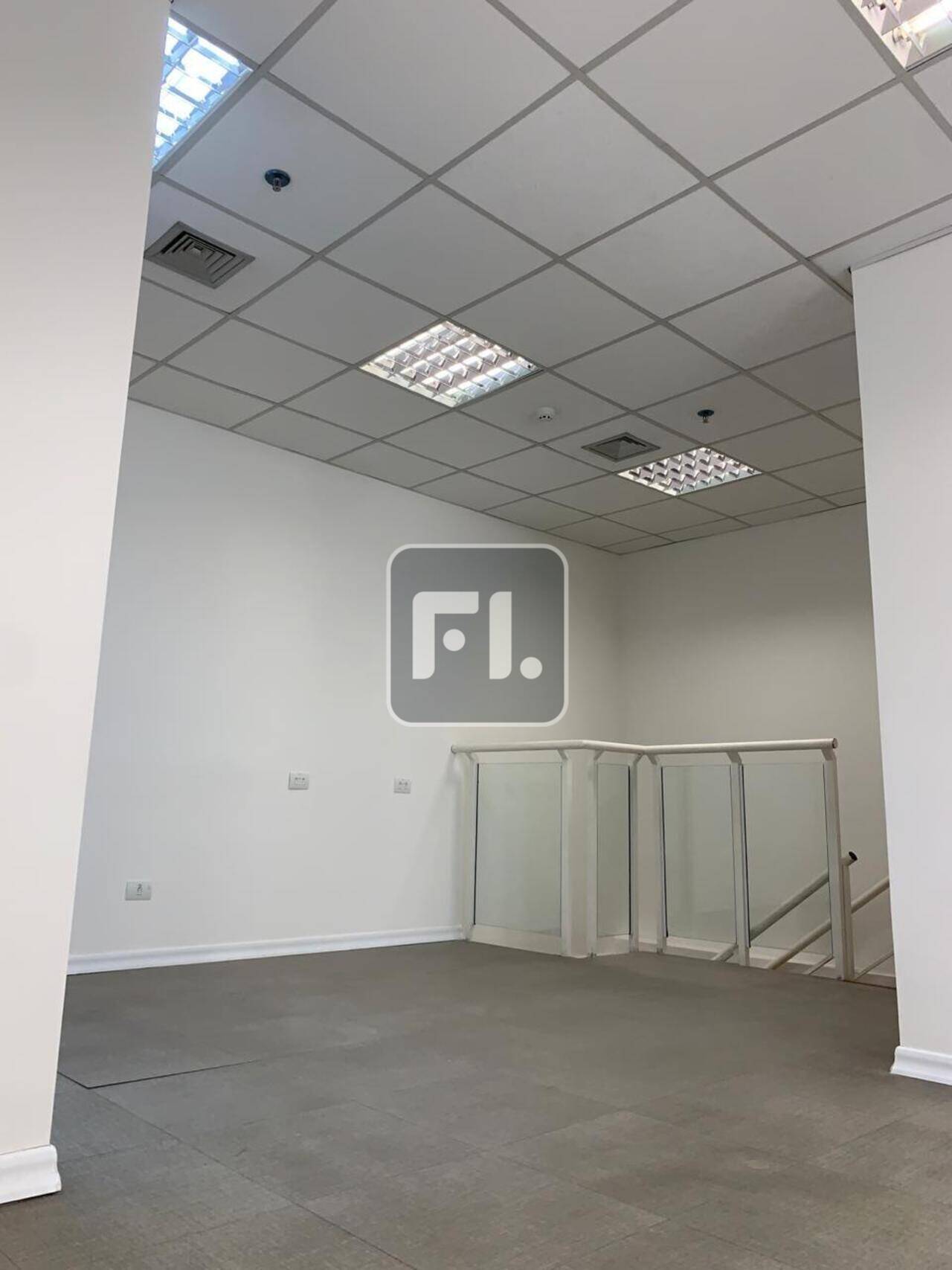 Sala duplex pronta para uso, com 116m², 3 vagas (1 privativa). Com área de recepção, área para estações de trabalho, salas de reuniões/diretoria, divisórias em video duplo de alto padrão,, 2 banheiros e 1 copa, ar condicionado, piso emborrachado, luminárias. Edifício 24hrs, com café no térreo, auditório, estacionamento para visitantes, lava rápido. Excelente localização, ao lado do shopping Morumbi e estação CPTM