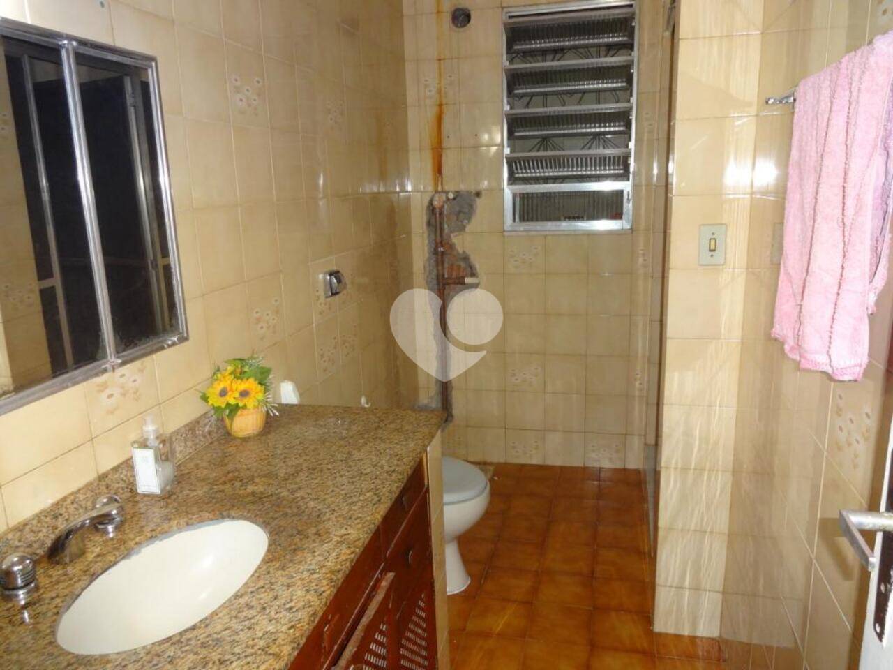 Casa de rua com 3 andares. Primeiro andar com dois quartos, sendo uma suíte. sala cozinha grande, banheiro, área de serviço e um escritório. Segundo andar dois apartamentos iguais, compostos de duas salas, cozinha americana, suíte e um quarto pequeno, cada um. Terceiro andar terraço aberto, com uma parte fechada e um banheiro. Vaga coberta para dois carros. Casa possui uma estrutura boa. 