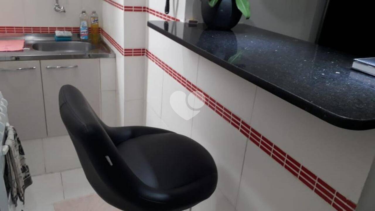 Excelente apartamento quarto/sala, sendo o quarto suíte com armários e pequena bancada funcionando como escritório, banheiro com box blindex, apartamento totalmente reformado, todo em piso porcelanato, cozinha americana com armários. Porteira fechada. Ficam no imóvel televisão, geladeira, microondas, etc.  Prédio com 3 elevadores e portaria 24 hs. 