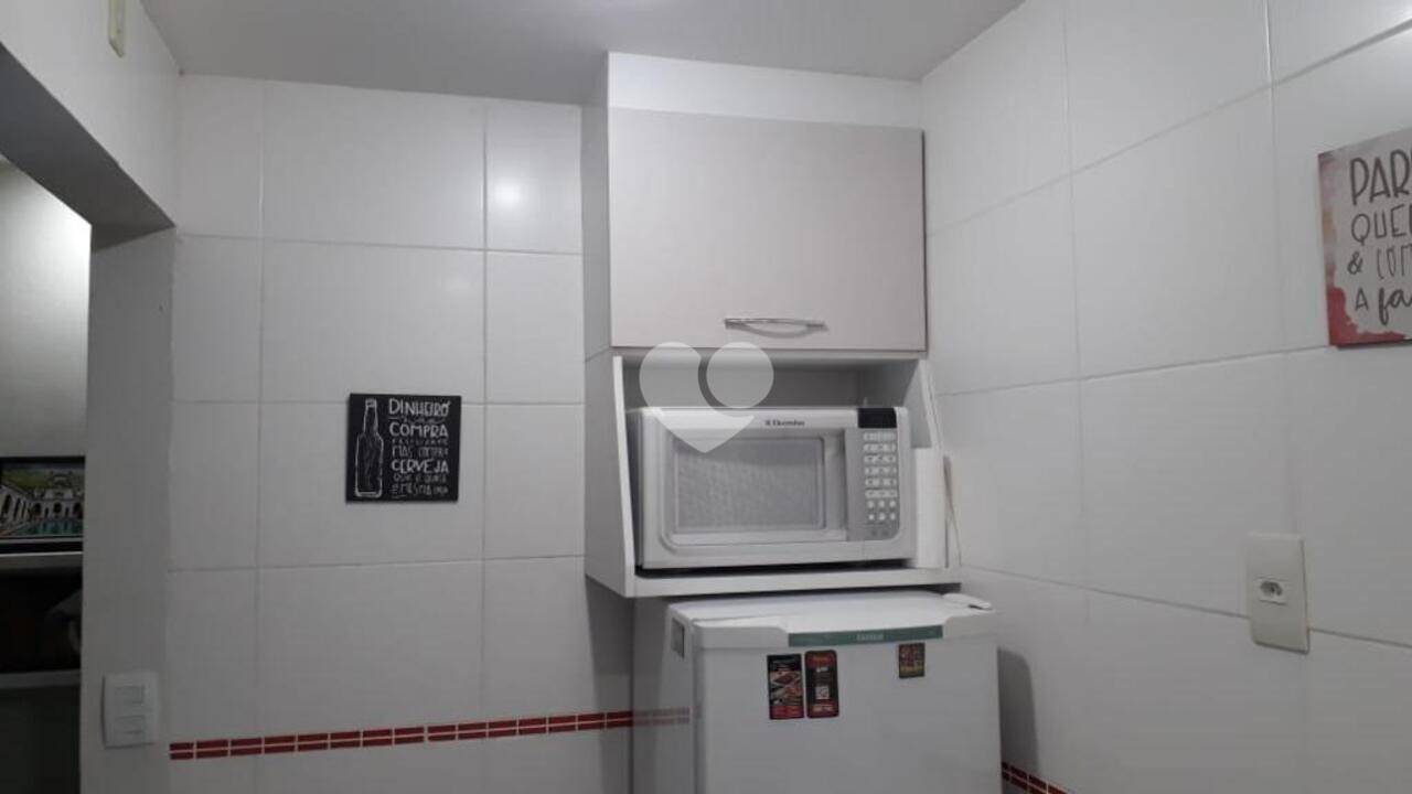 Excelente apartamento quarto/sala, sendo o quarto suíte com armários e pequena bancada funcionando como escritório, banheiro com box blindex, apartamento totalmente reformado, todo em piso porcelanato, cozinha americana com armários. Porteira fechada. Ficam no imóvel televisão, geladeira, microondas, etc.  Prédio com 3 elevadores e portaria 24 hs. 