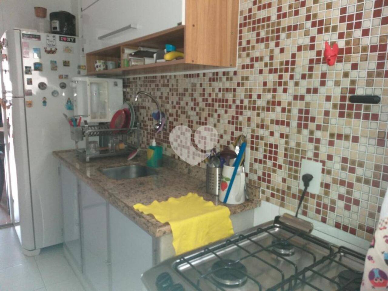 Lopes Enjoy Imóveis Vende! ! !  Rua Luís Guimarães - AP17358

Apartamento com 2 quartos  à venda, - Vila Isabel - Rio de Janeiro/RJ
Vila Isabel - Rua Luiz Guimarães- composto de: varanda com vista livre, sala em 2 ambientes (piso paveflex), banheiro social com armário e boxe blindex, 2 amplos quartos com armários embutidos, cozinha (com armários planejados e piso em cerâmica), área de serviço, dependência de empregada e banheiro de empregada, e 1 vaga de garagem na escritura. Prédio com play, salão de festa e interfone. Nada a fazer entrar e morar. Documentação apta para Financiamento. 