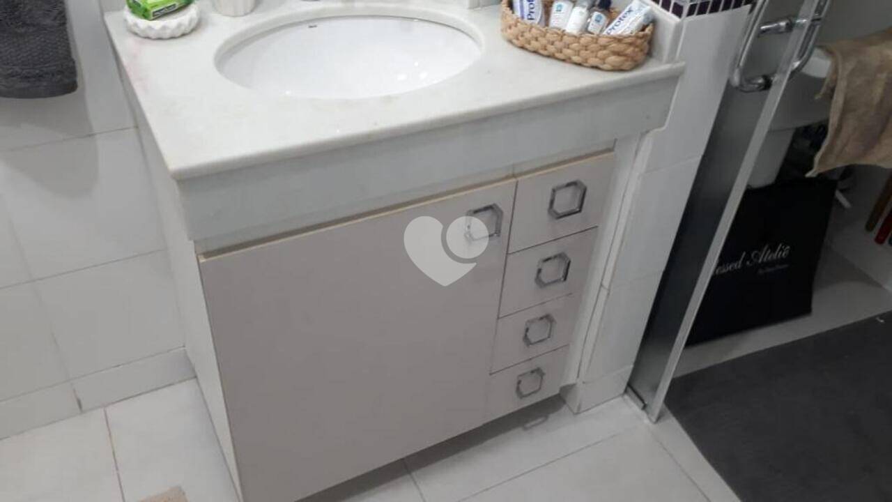 Excelente apartamento quarto/sala, sendo o quarto suíte com armários e pequena bancada funcionando como escritório, banheiro com box blindex, apartamento totalmente reformado, todo em piso porcelanato, cozinha americana com armários. Porteira fechada. Ficam no imóvel televisão, geladeira, microondas, etc.  Prédio com 3 elevadores e portaria 24 hs. 