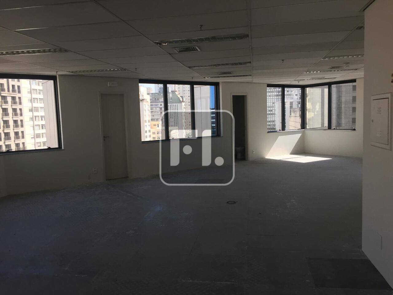 Conjunto comercial com 240 m² na Bela Vista para locação,