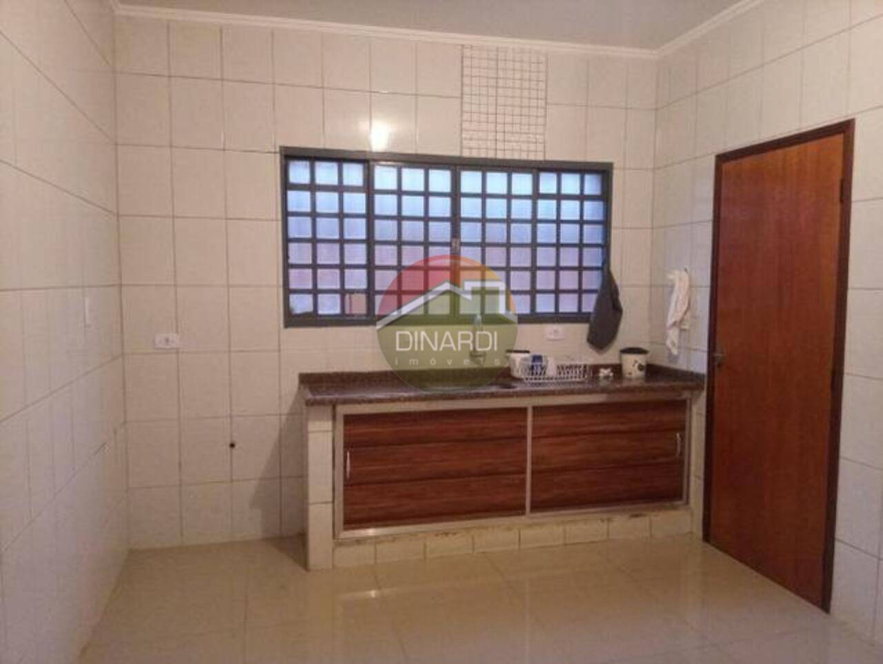 Casa para alugar na ribeirânia em ribeirão preto, cozinha com armários.

dinardi-imóveis-imobiliaria-ribeirao-preto- dinardi50anos-quarto-um-imóvel.

