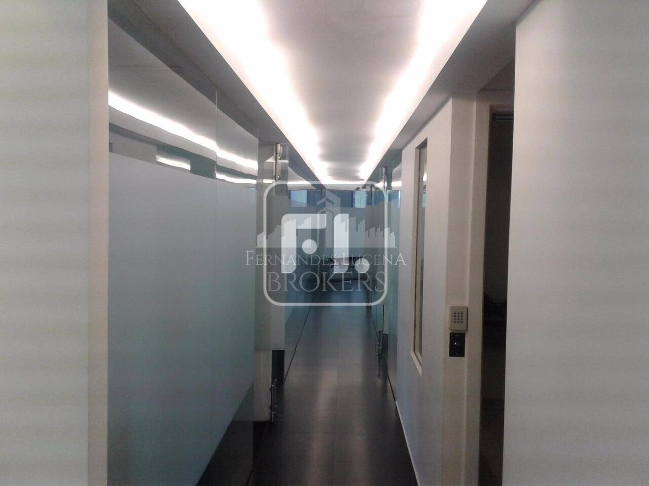 Sala comercial mobiliada, com piso de carpete, forro de gesso, luminárias novas, janelas anti-ruído, copa, 06 banheiros, divisórias de vidro e drywall, sala de reunião, espaço comercial, recepção, espaço para servidor, edifício com 04 elevadores, segurança e portaria 24 horas, recepção com controle de acesso e identificação por foto e documento, catracas eletrônicas, sistema de combate a incêndio com detector de fumaça e sensor de calor, CFTV, estacionamento rotativo para visitantes.
Fernandes Lucena.