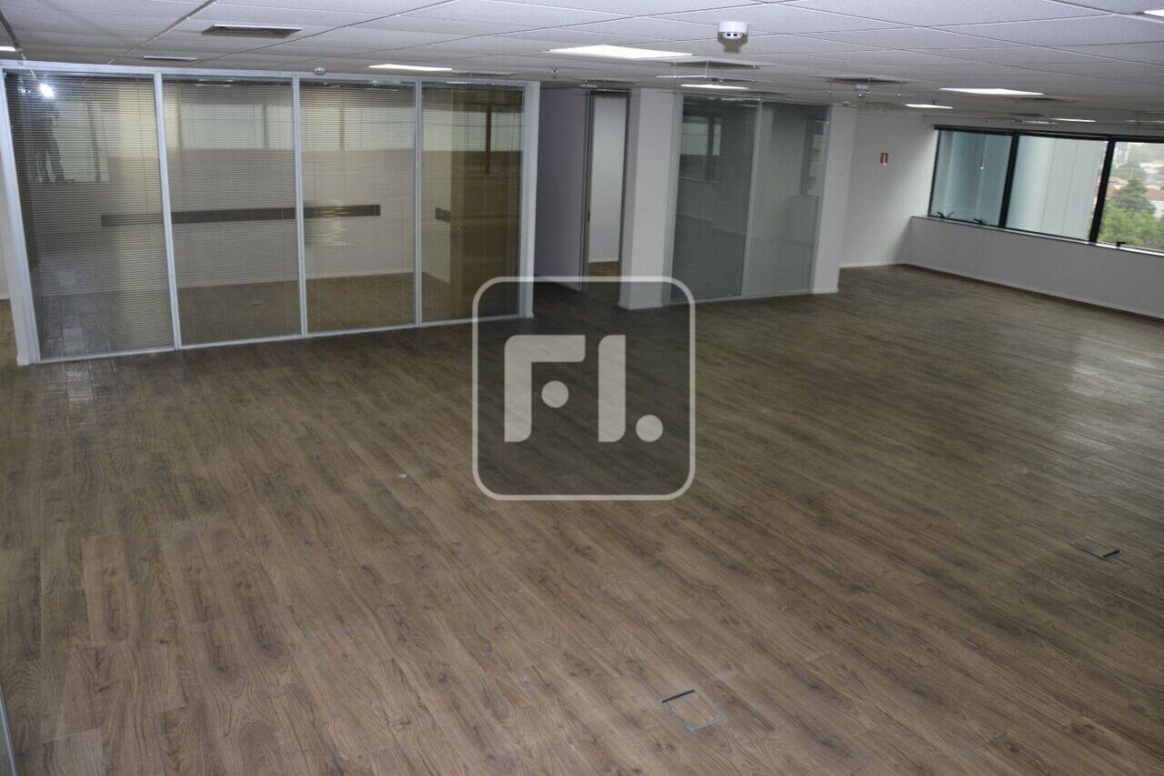 Sala comercial com piso de vinilicuo de madeira e carpete, forro