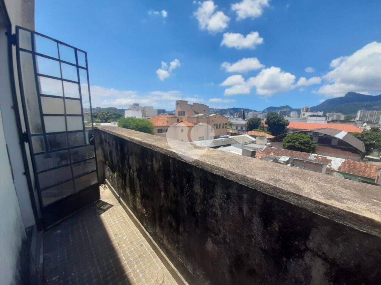 Lopes Enjoy vende prédio de 491m² em São Cristóvão.
loja térrea e 3 pavimentos. Possui ainda terraço. Vista indevassável. 
(Loja 35A, salões 201, 202, 301, 302, 401 e terraço.) 
Excelente oportunidade para fins comercias!!!