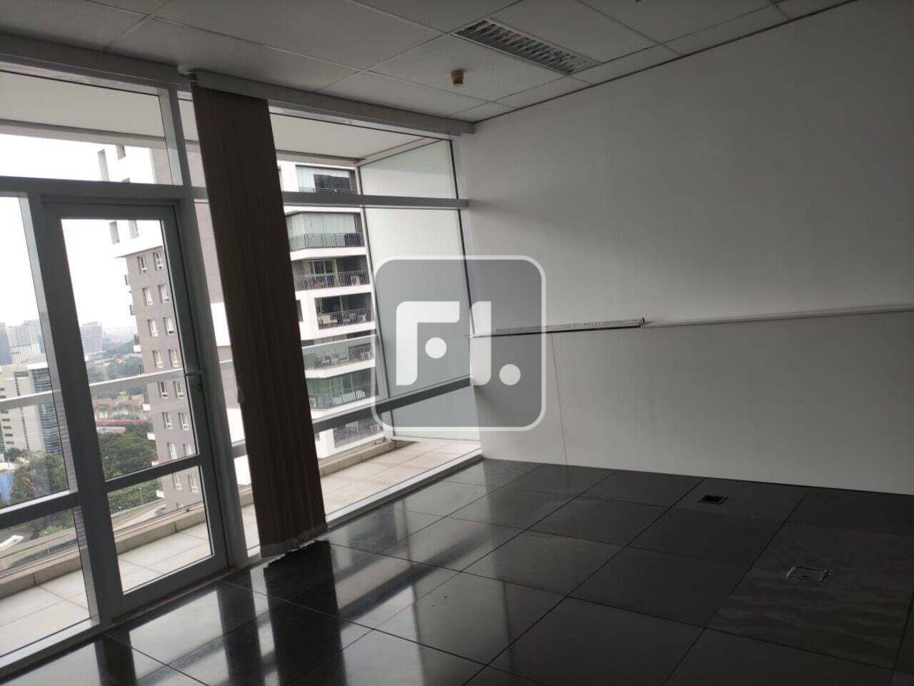 Conjunto comercial de 186,48 m² de área útil, divido em 8 ambientes, copa, 4 banheiros, piso elevado sobre estrutura metálica, forro mineral modular com luminárias, 6 vagas de garagem com manobristas, vagas para mensalistas, ar condicionado. Prédio novo (ano 2012) de 25 andares com 11 unidades por andar, 6 elevadores um de carga, sistema de combate a incêndio com detector de fumaça e sensor de calor nas áreas comuns e privativas, pressurização forçada e sprinkers, segurança e portaria 24 horas, recepção com controle de acesso por documento e foto, catracas eletrônicas, gerador de energia, Visibilidade ótima e por ter fachada diferenciada sua localização é rápida e fácil. Imagem corporativa moderna, bem estruturada e arrojada.