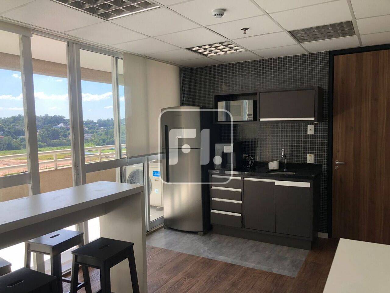 Conjunto comercial mobiliado com 200m² na Chácara Santo Antônio para venda e locação com estrutura de piso elevado laminado e carpete e parte em tons de madeira, forro modular, luminárias, 1 banheiro, copa, estrutura pronta, ar condicionado, com direito a 4 vagas de garagem com manobristas. Edifício de alto padrão com elevadores, segurança e portaria 24 horas, recepção com controle de acesso e identificação por foto e documento, catracas eletrônicas, sistema de combate a incêndio com detector de fumaça e sensor de calor, CFTV e estacionamento rotativo para visitantes. Localizado no bairro da Chácara Santo Antônio, um dos mais importantes polos corporativos de São Paulo. Próximo a estação de metrô e CPTM, shoppings e restaurantes. Agende uma visita. FL BROKERS.