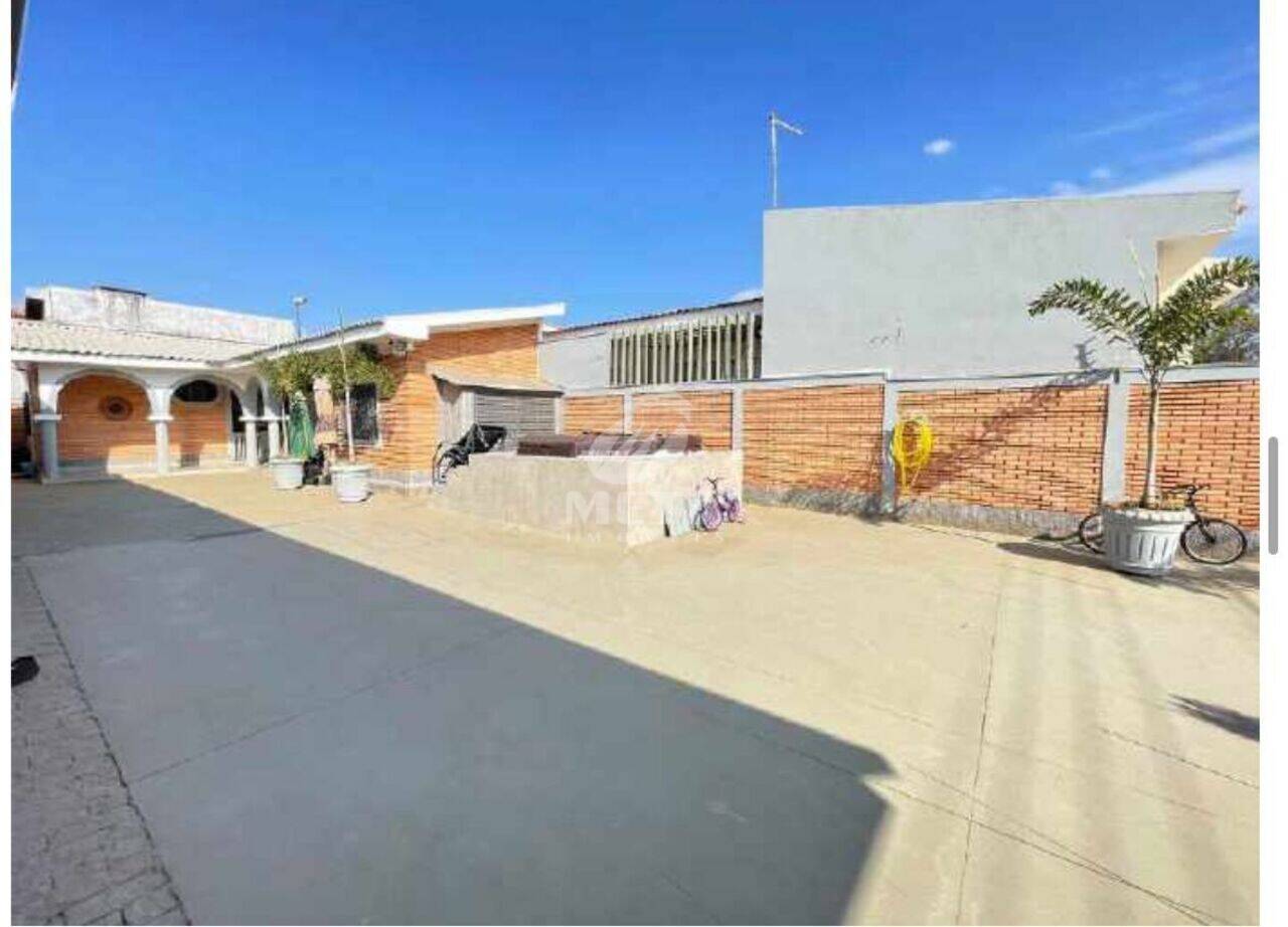 Casa com 4 suítes, 590 m², à venda por R$ 1.650.000 - Aeroporto - Marília/SP