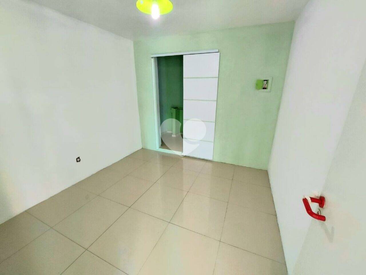 Lopes Enjoy vende: Excelente cobertura Duplex de frente, composta no primeiro piso sala com varandão, 2 quartos sendo um com suite e closet, copa cozinha, dependência com suite.  Ar condicionado split instalado nos ambientes, piso da sala em tabua corrida, madeira ipé tabaco, degraus da escada de acesso ao segundo andar piso em madeira peroba rosa,
O segundo andar e composto de sala, 2 quartos sendo 1 com suite, lavanderia, churrasqueira, terraço. Possui uma vaga de garagem escriturada e possibilidade  de alugar mais uma vaga.
Portaria 24 h com câmeras e salão de festas.