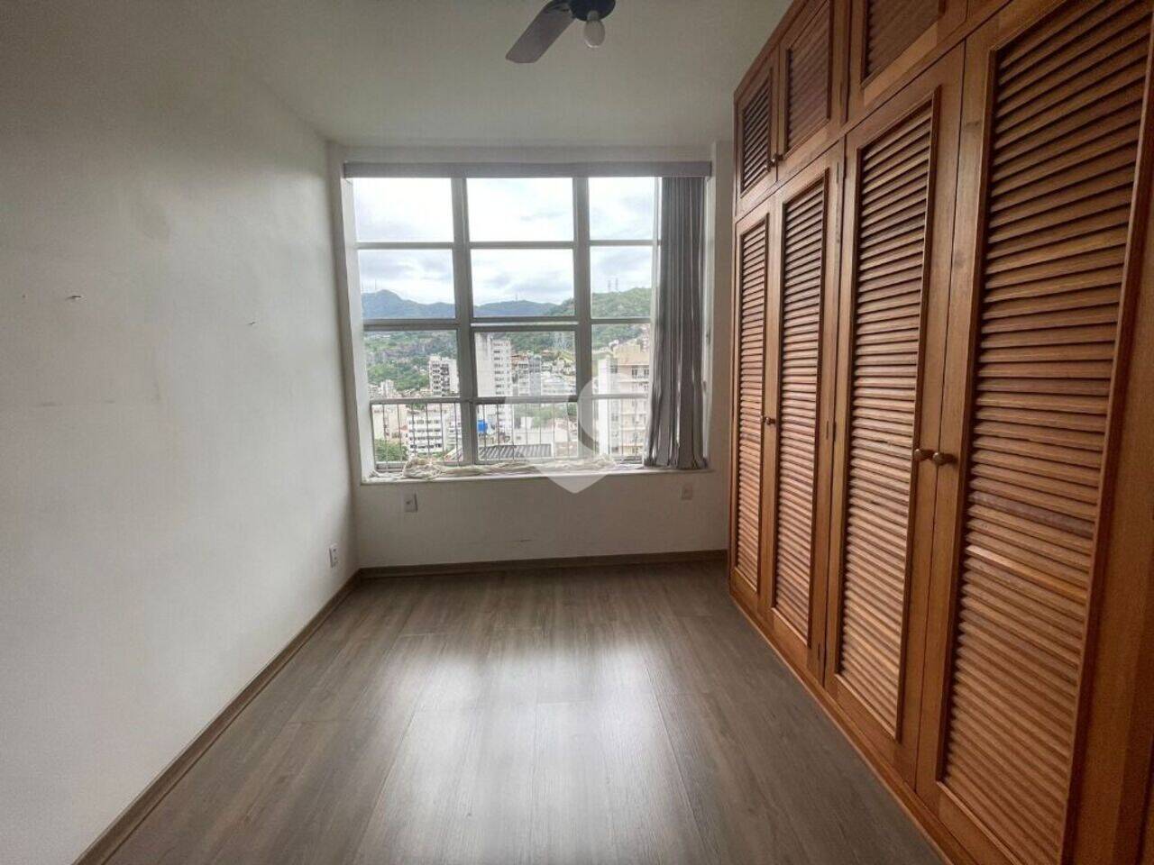 Excelente apartamento, reformado, entrar e mora, composto por:  3 dormitórios, banheiro social, cozinha, area de serviço, dependência completa. O ato tem vista livre e panorâmica , bem iluminado. Prédio com portaria 24h, hall de entrada, Salão de Festas, Playground. 