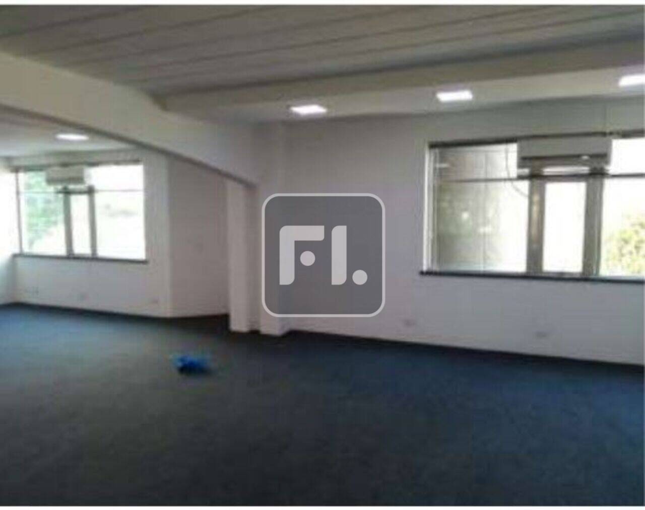 Sala comercial de 116 m², carpete, forro de gesso, luminárias, 2 vagas de garagem . CFTV, estacionamento rotativo para visitantes. Localizado no bairro do Brooklin, um dos mais importantes polos corporativos de São Paulo - Fernandes Lucena Brokers.