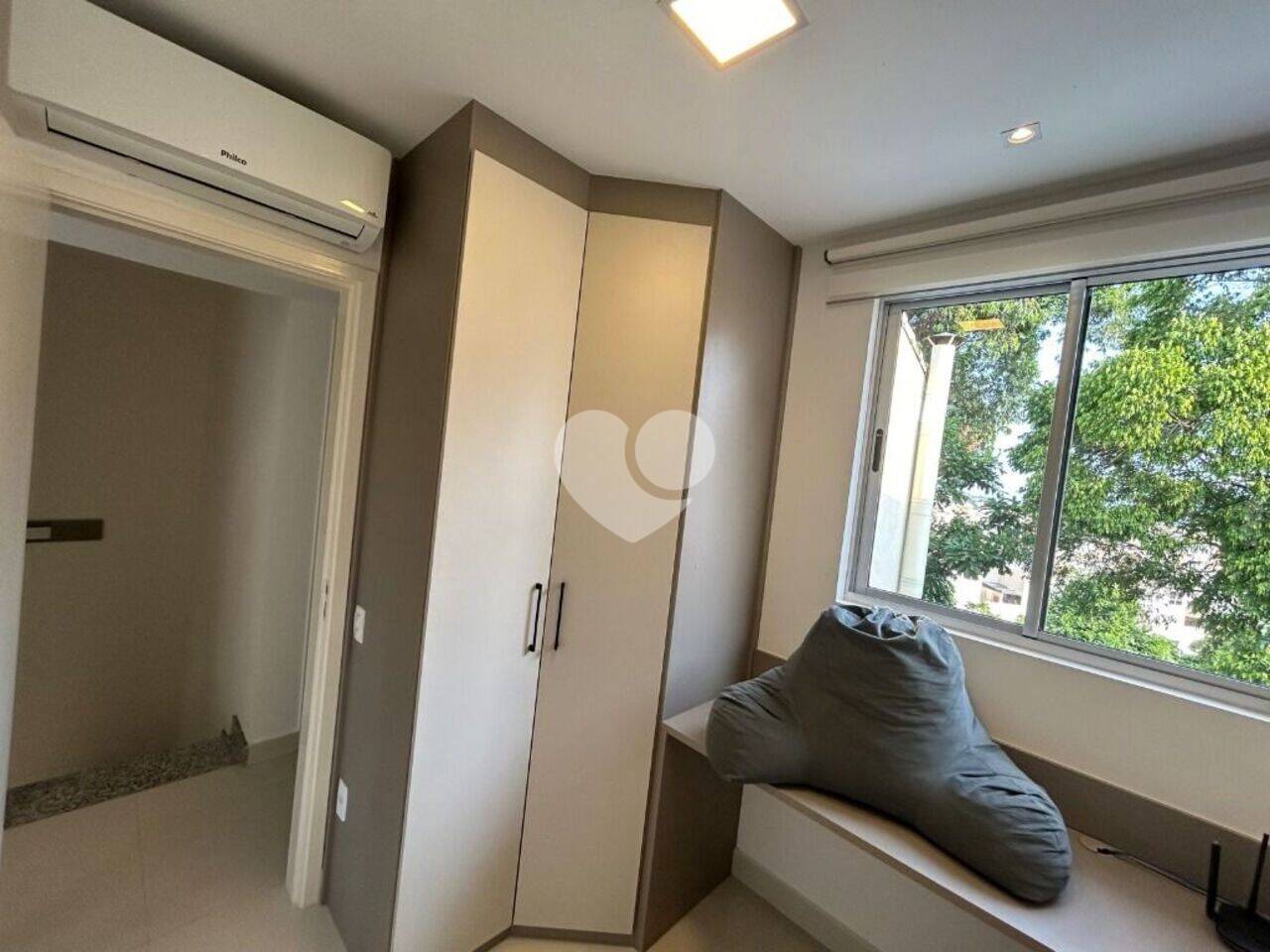 Casa em condomínio com 4 quartos espaçosos, incluindo 1 suíte master.
Ar condicionado split instalado em todos os quartos e na sala.
Sala ampla e convidativa, decorada com pisos em porcelanato
Cozinha planejada com armários, garantindo funcionalidade e estilo
Lindos acabamentos modernos, que refletem sofisticação e bom gosto
Lavabo elegantemente projetado para o seu conforto
Banheiro social com detalhes refinados
Espaço externo encantador, acessível a partir da sala e da cozinha
Um Refúgio de Lazer e Tranquilidade:
No Magic Garden, você não apenas adquire uma casa, mas também se torna parte de um universo de lazer e bem-estar.

Todos os quartos com armários estilo americano em rua nobre do bairro da Freguesia.

Casa toda planejada em design moderno com fechadura eletrônica, ar condicionado.
Possui armários planejados em todos os cômodos, da marca Italínea (todos os móveis com garantia), inclusive com a instalação em 2021 e os últimos armários com instalação em novembro de 2023. 

Cozinha planejada com Cooktop e Torre Quente (espaço para forno e microondas embutidos), pia flexível e porta de blindex.

Área gourmet com teto que tem possibilidade de abrir ou fechar totalmente, conforme a necessidade.


Lavanderia espaçosa e dependência completa decorada como um 5° quarto.

2 vagas.

Um condomínio com infraestrutura completa.

Agende sua visita !