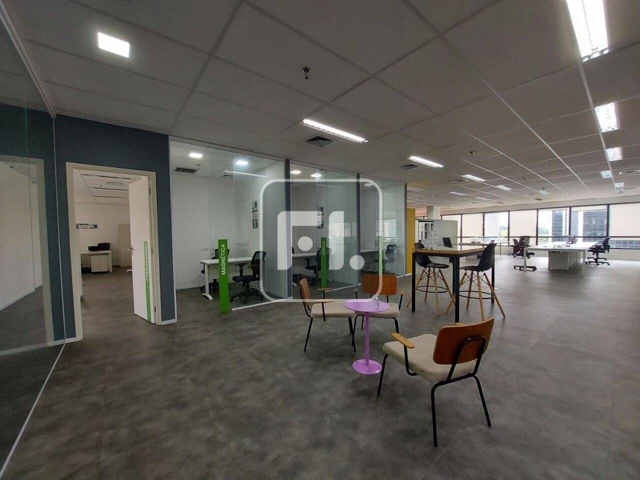 Laje Corporativa Mobiliada, plug and play, com divisórias, layout bem definido e divisórias com sala de reunião, sala para call e uma parte Open Space para o staff, com ar condicionado central, forro com luminárias, gerador para área comum. O complexo possui 2 auditórios, café e diversas facilidades.
O Centro Administrativo Santo Amaro, com lajes de 697,63 m² a 981,47 m², é um complexo de 4 torres de escritórios de alto padrão. Localizado próximo à Marginal Pinheiros e à Avenida Santo Amaro, é bem atendido por linhas de ônibus, estando a poucos metros da Estação Granja Julieta da CPTM (Linha Esmeralda, que faz interligação com a linha amarela do metrô).
-Fernandes Lucena Brokers