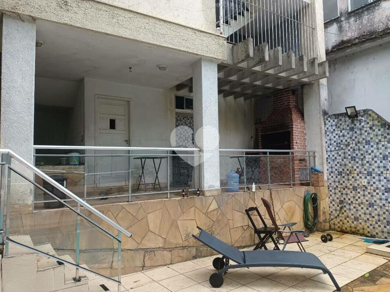 Casa com quatro andares em declive, sendo todos os cômodos no quarto andar, com jardins nas laterais, hall de entrada, salão em 3 ambientes com uma linda vista maravilhosa para o verde e Grajaú, com portas de vidros, deixando o ambientes claro e muito arejado, todos dormitórios com armários planejados, sendo duas suítes, banheiro social com Box blindex, escritório planejado, copa cozinha com armários, e com ventilação direta e vista para o pico da Grajaú, área de serviço e dependências  de empregada completas.

1º Andar – Piscina, vestiário, churrasqueira.
2º Andar – Salão com banheiro, lavanderia, dois qaurtos.
3º Andar – Sala de jantar, sala de star, lavabo, sala de inverno, sala de TV, copa e cozinha, dispensa, vag a para 03 carros.

4º Andar – 04 quartos, duas suítes, banheiro social, varanda.
 Em rua fechada com guarita e segurança 24 horas, ao lado da reserva, ao lado do recanto do Grajaú (cachoeira e trilha).
Aceitando financiamento, auxiliamos no processo.
