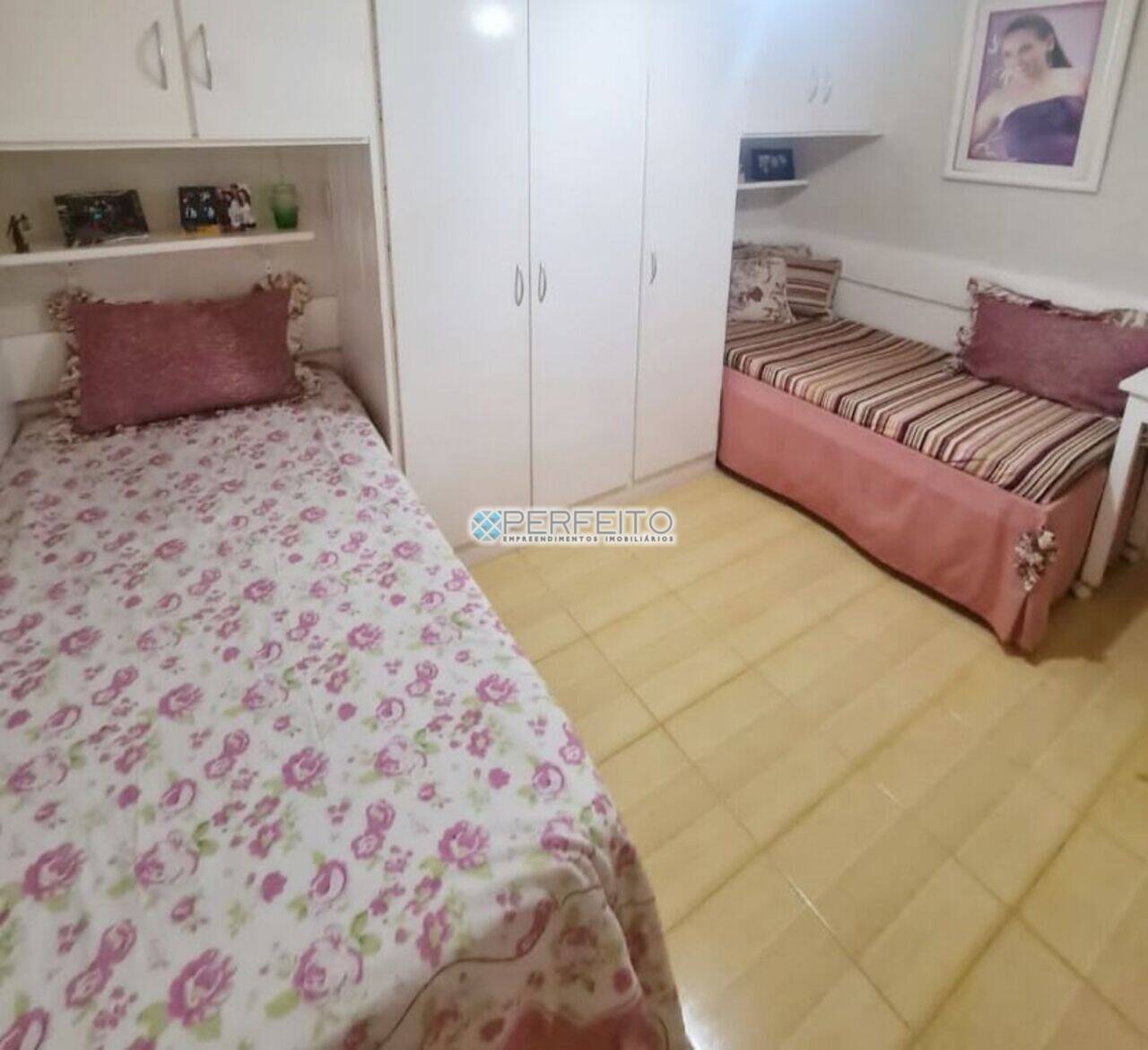 amplo quarto com armário