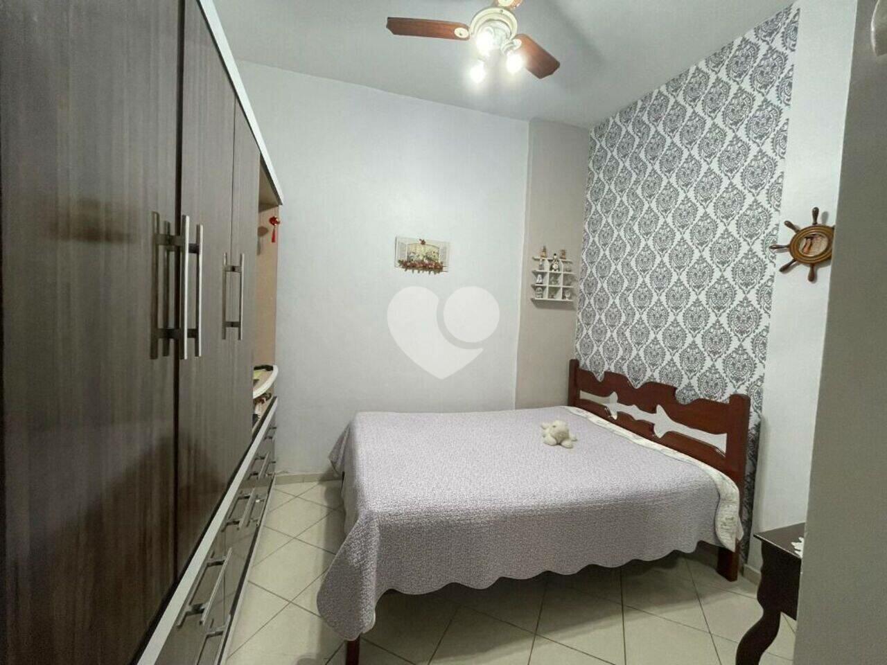 Lopes Enjoy vende: Excelente casa em condomínio fechado em Jacarepaguá, lugar muito tranquilo, imóvel no primeiro andar  contendo 2 salas de estar e jantar, 3 quartos sendo 1 suite, banheiro social com chuveiro elétrico, copa cozinha com armários planejados.
No segundo andar  contem 2 quartos com 1 suite, 1 lavado, escritório, área de serviço, churrasqueira, terraço coberto e descoberto com toldos novos, telhado colonial, espaço para piscina com deque. 
Possui garagem para cinco veículos, pequeno lago artificial, quintal com pisos ante derrapantes. Circuito interno de câmeras, vigia dia e noite. Próximo da linha amarela, do centro comercial, de bancos, farmácias e supermercados. Aceita propostas.