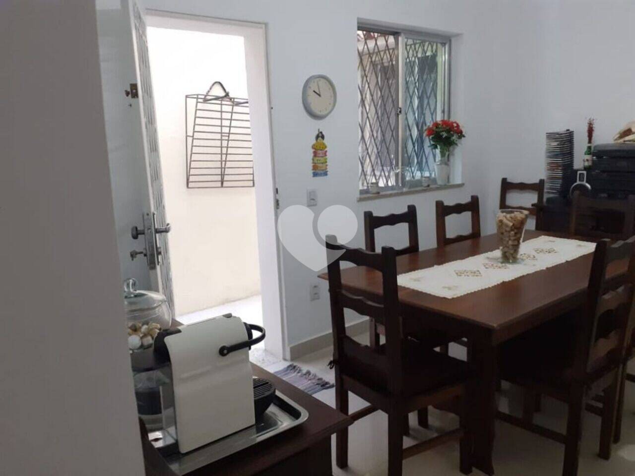 Vila Isabel-  Rio De Janeiro.
Apartamento tipo casa, frente , sem condomínio, próximo a 28 de setembro, perto a todo comércio, Bancos. Composto de 03 dormitórios  com armários embutidos, todo em porcelanato, copa-cozinha, lavanderia 02 áreas externas todo reformado. Aceita financiamento e FGTS.