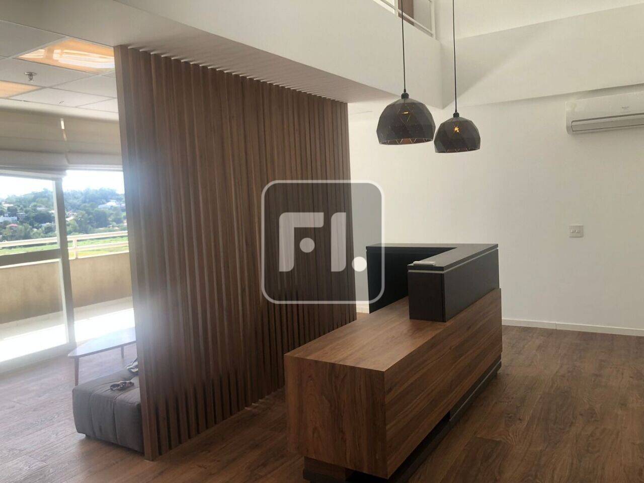 Conjunto comercial mobiliado com 200m² na Chácara Santo Antônio para venda e locação com estrutura de piso elevado laminado e carpete e parte em tons de madeira, forro modular, luminárias, 1 banheiro, copa, estrutura pronta, ar condicionado, com direito a 4 vagas de garagem com manobristas. Edifício de alto padrão com elevadores, segurança e portaria 24 horas, recepção com controle de acesso e identificação por foto e documento, catracas eletrônicas, sistema de combate a incêndio com detector de fumaça e sensor de calor, CFTV e estacionamento rotativo para visitantes. Localizado no bairro da Chácara Santo Antônio, um dos mais importantes polos corporativos de São Paulo. Próximo a estação de metrô e CPTM, shoppings e restaurantes. Agende uma visita. FL BROKERS.