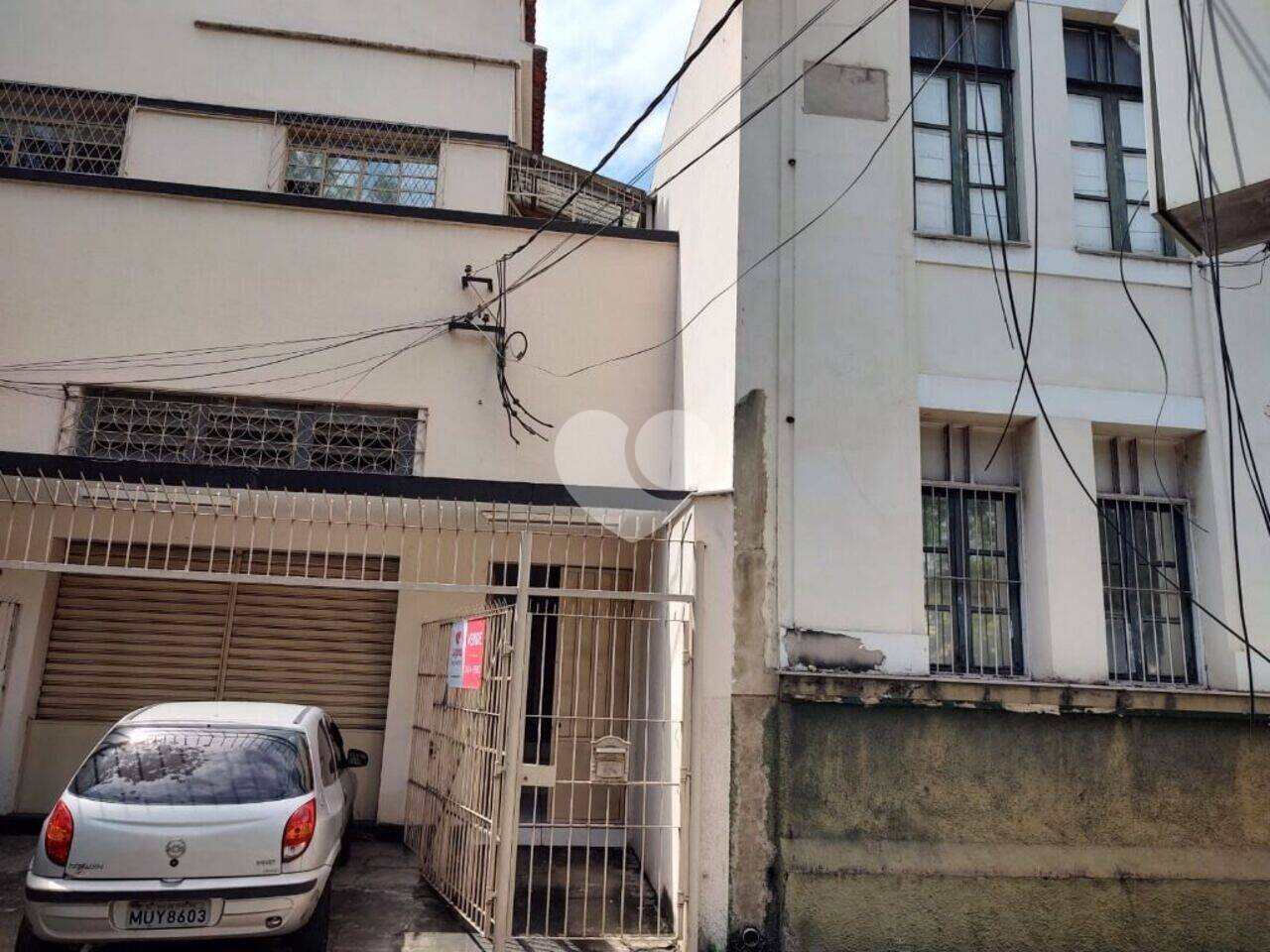 Lopes Enjoy Imóveis Vende! ! !  Avenida Pedro II - PR0421

Prédio com 6 vagas, 275 m² - São Cristóvão - Rio de Janeiro/RJ
Prédio com loja em ponto privilegiado para diferentes tipos de comércios. Prédio com 275 m², 3 quartos, 6 vagas, 4 banheiros
Imóvel São Cristóvão.
Área de serviço / Circuito de segurança / Conexão à internet / Depósito / Escritório / Espaço verde / Parque / Interfone / Recepção / Serviços pay per use / Sistema de alarme / TV a cabo / Varanda
Grande Oportunidade Em Localização Estratégica Com Rápido Acesso Logístico Para O Centro, Zona Sul, Zona Norte E Região Metropolitana!

Em Frente Ao Quartel E Museu Do Exército, Junto Ao Depósito Do Detran, Comércio, Condução E Rodoviária/Vlt!

Prédio Inteiro De Uso Misto (Comercial Ou Residencial) Com Entradas Independentes E Podendo Integrar Totalmente Se Preciso!

Térreo: Lojão Frente Rua E Entrada Principal Do Quartel Com  9 Metros De Frente Com Vão Livre, Pé-Direito Bem Alto, 2 Salas, Banheiro Social Completo + 2 Lavabos!

Confortável Escada Linear Em Mármore Preto Para Um Amplo Girau Também Com Pé-Direito Alto Contendo 2 Salões Com Vista Para A Loja!

Acesso Independente Lateral Com Confortável Escada Linear De Acesso Ao Apartamento/Salas Superiores!

Hall De Entrada Com Vista Para O Cristo Redentor E Ponte Da Estrada De Ferro/Metrô, 2 Salões, 2 Amplos Quartos (Salas) Sendo 1 Com Varandão Com Vista Para O Quartel/Museu, Ótima Circulação, Lavabo, Banheiro Social Completo Enorme E Copa-Cozinha (Atualmente Como Mais 1 Sala, Mas Retorna Facilmente Ao Original).

Além Do Espaço Para 4 Carros No Interior Da Loja Há Um Espaço Dentro Do Portão De Grade Na Frente Do Imóvel Para + 2 Carros!
Avaliamos. Agente já sua visita. 
