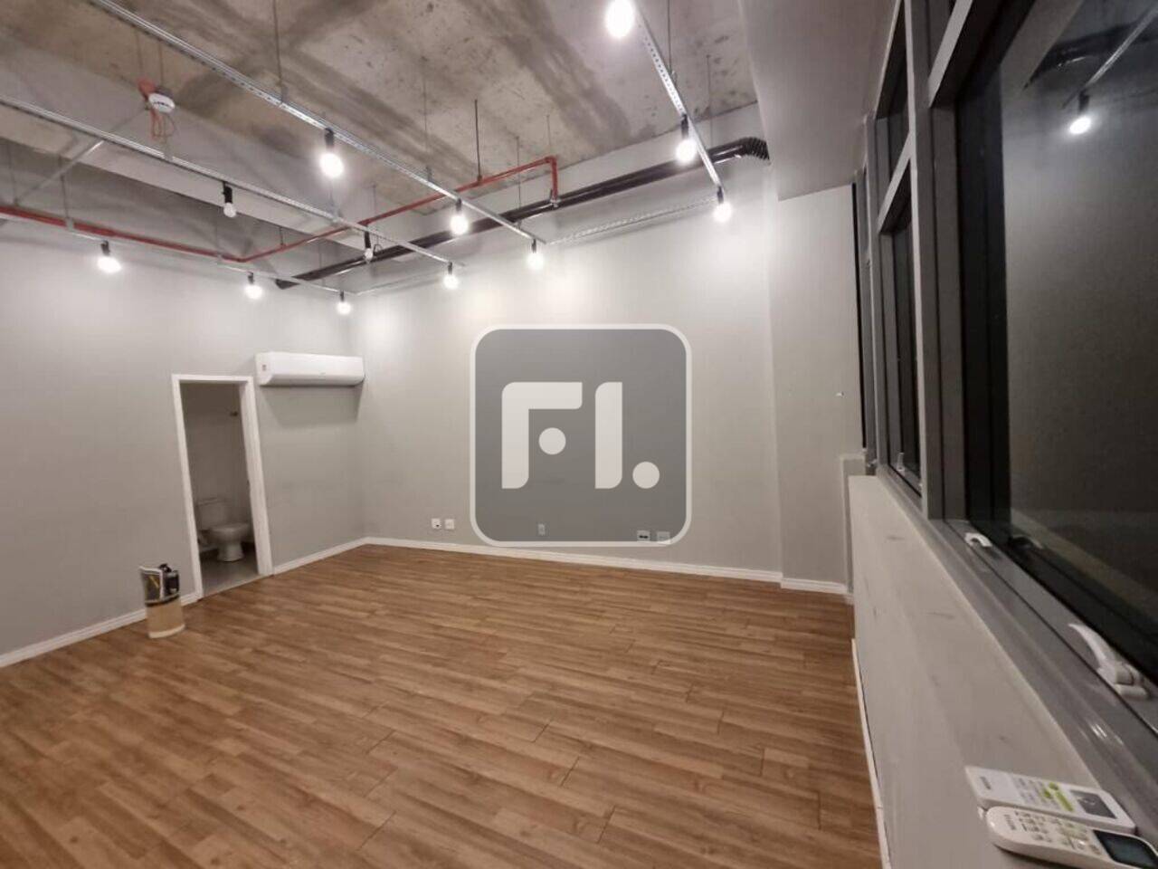 Conjunto comercial com 95 m² na Bela vista