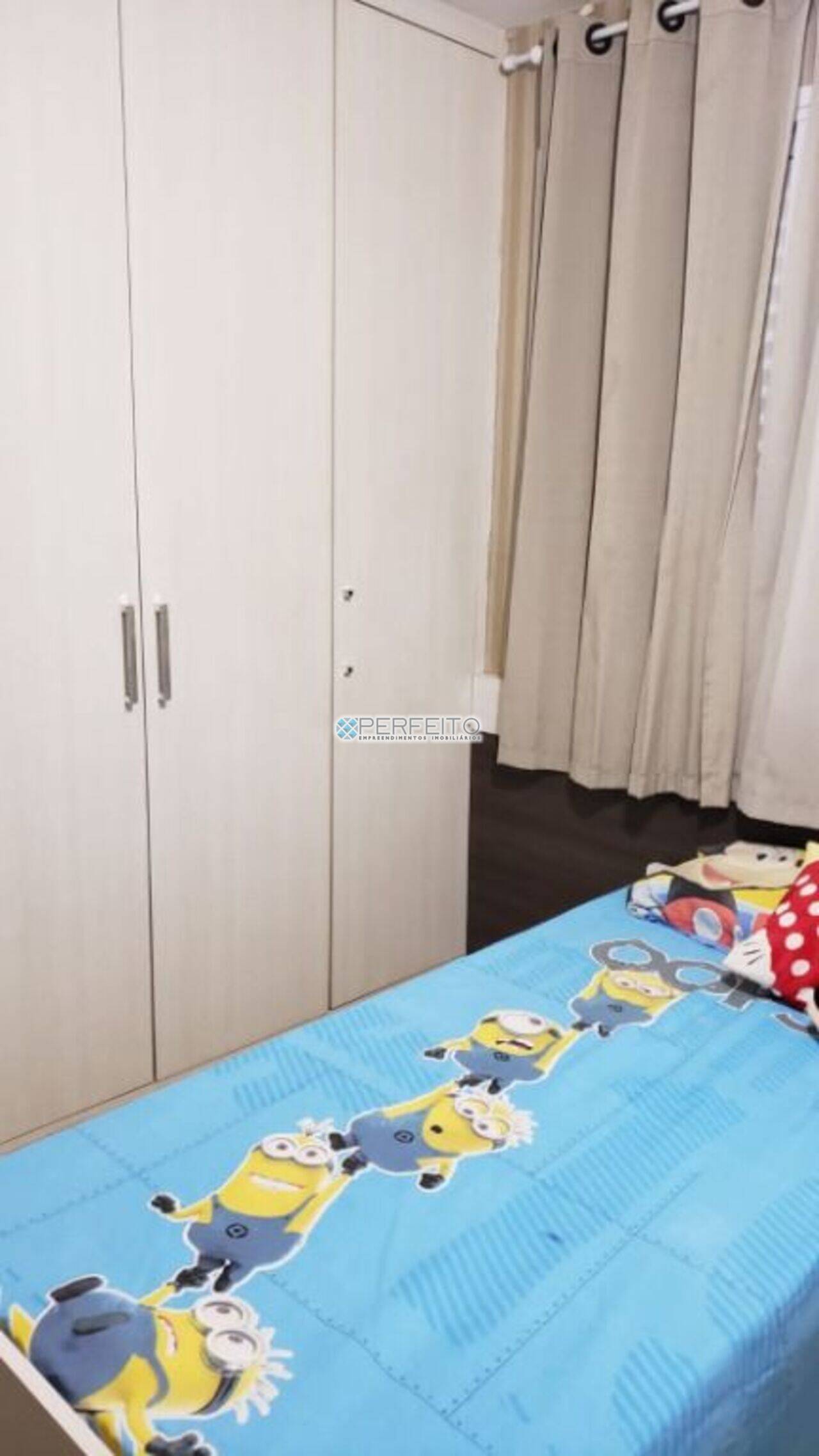 Quarto amplo com armários 