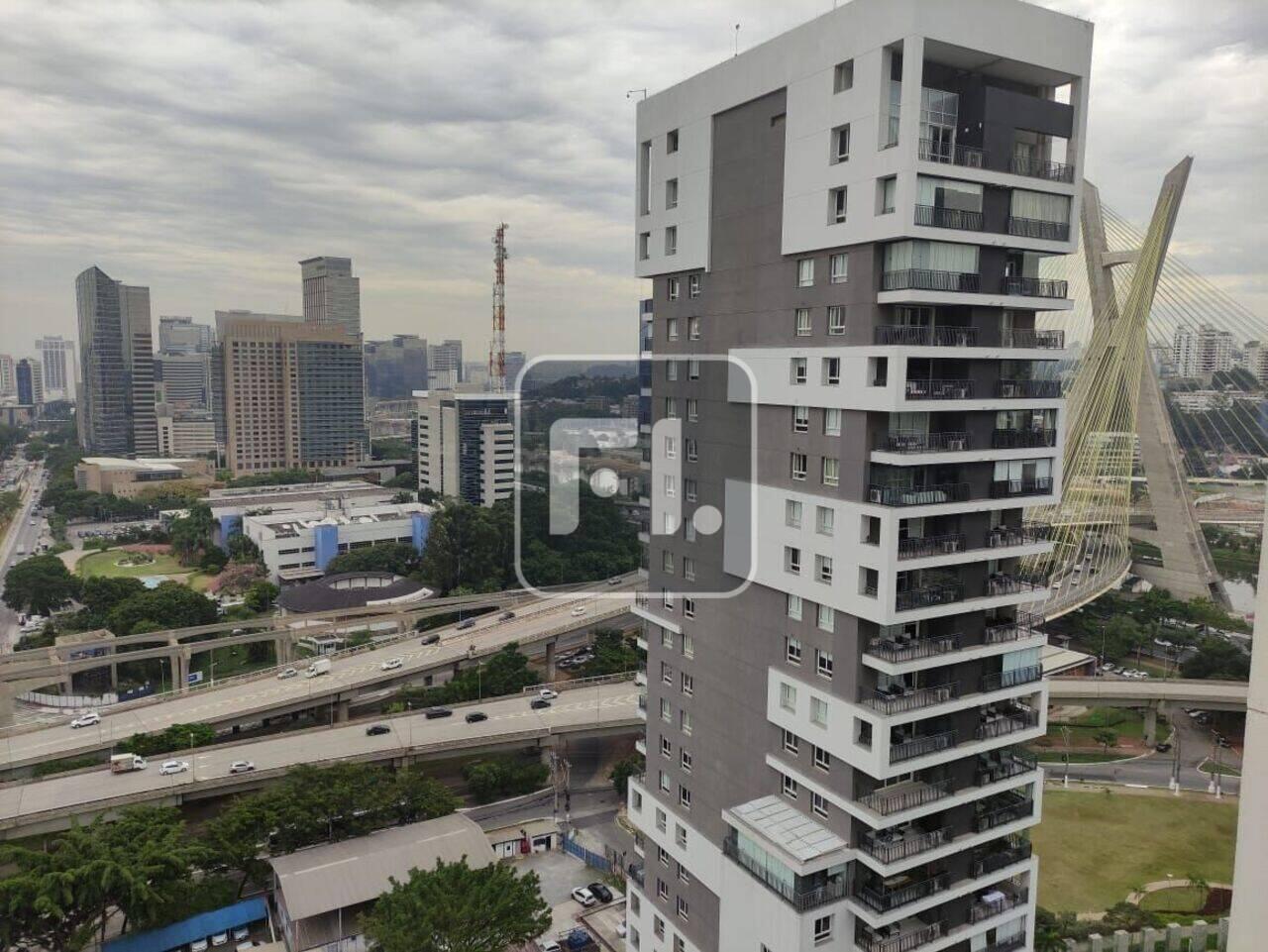 Conjunto comercial de 186,48 m² de área útil, divido em 8 ambientes, copa, 4 banheiros, piso elevado sobre estrutura metálica, forro mineral modular com luminárias, 6 vagas de garagem com manobristas, vagas para mensalistas, ar condicionado. Prédio novo (ano 2012) de 25 andares com 11 unidades por andar, 6 elevadores um de carga, sistema de combate a incêndio com detector de fumaça e sensor de calor nas áreas comuns e privativas, pressurização forçada e sprinkers, segurança e portaria 24 horas, recepção com controle de acesso por documento e foto, catracas eletrônicas, gerador de energia, Visibilidade ótima e por ter fachada diferenciada sua localização é rápida e fácil. Imagem corporativa moderna, bem estruturada e arrojada.