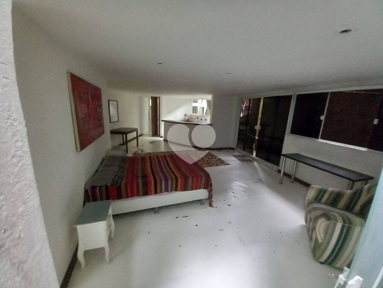 Lopes Enjoy Imóveis Vende! ! ! Rua Cosme Velho - CA36956
Casa com 7 quartos  reformada à venda, 480 m² - Cosme Velho - Rio de Janeiro/RJ
Cosme Velho, um tradicional bairro situado em uma parte alta da Zona Sul do Rio, onde o clima ameno e verde das montanhas produzem um encantamento especial, com atrações turísticas e históricas.
Maravilhosa casa cinematográfica com planta diferenciada no Cosme Velho, 480m2 de terreno sendo 400m2 de área útil, dois salões, seis quartos sendo três suítes masters, uma, duplex com mezanino e outras independentes do corpo da casa, ambas com aproximadamente 70m2, uma com jacuzzi para quatro pessoas e outra com uma mini-cozinha. Casa com piscina, sauna a vapor e jardim. Vista para o Cristo Redentor. No jardim tem área gourmet para a piscina. Garagem para um carro com portão eletrônico. Venha nos visitar na Rua Borda do Mato 04 -  Grajaú – RJ. Avaliamos.