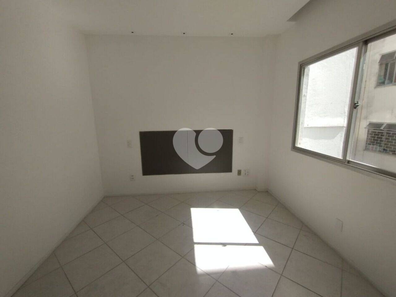 Apartamento Pronto para Morar com 2 Quartos e Varanda - 10 min a pé do Metrô Maracanã.
Quartos: 2 Quartos
Sala: Sala espaçosa
Varanda: Varanda frontal,
Cozinha: Aconchegante
Vaga de Garagem: 1 Vaga
Este apartamento é ideal para quem procura um imóvel pronto para morar, com ambientes amplos e uma localização privilegiada, próximo a transporte público e diversas comodidades