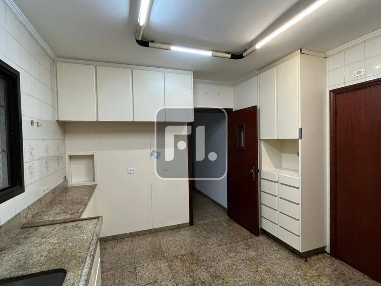 Apartamento á venda,  com 273 m², 4 dormitórios, 2 suítes e 3 vagas de garagem no bairro da: Vila Alexandria - São Paulo/SP