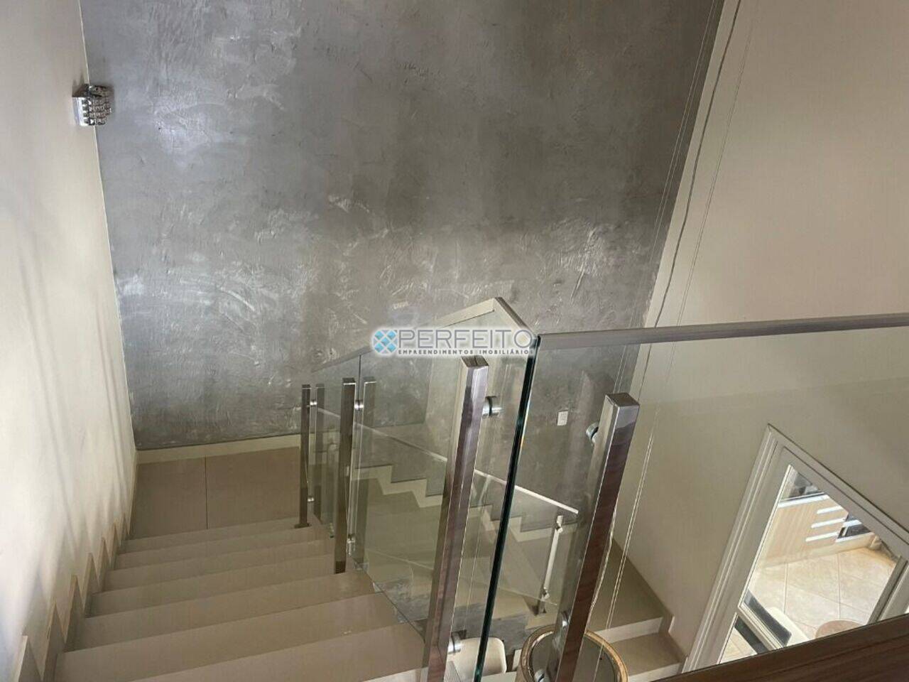 Escada com acesso aos quartos