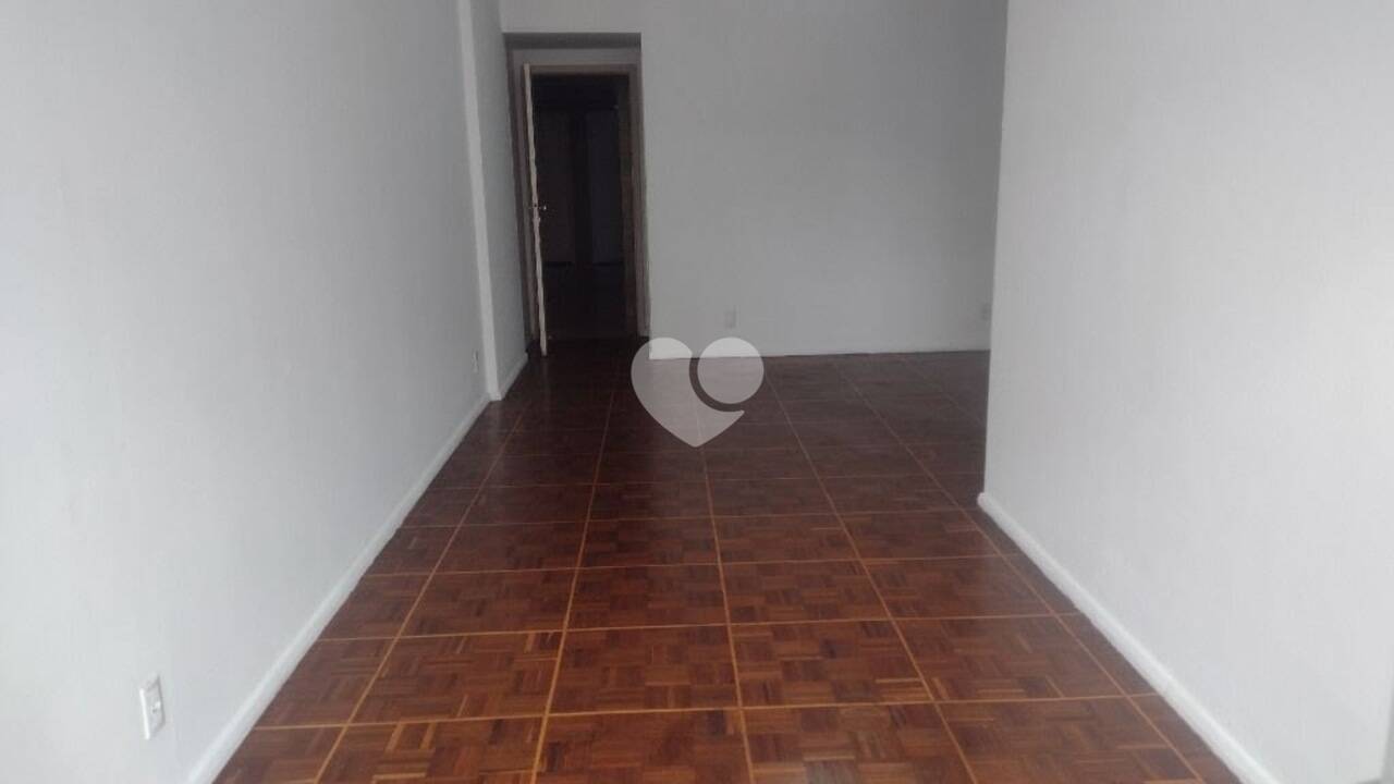 Apartamento com 2 quartos, suíte, varanda, à venda, 89 m² por R$ 510.000 / Tijuca.
Colado a R. Uruguai. Prédio com portaria 24 h, play e salão  de festas, área infantil, 02 pisos de garagem, vaga não demarcada. Apartamento de fundos, silencioso, salão, varanda, 02 quartos com armários sendo 01 suíte, banheiro social, copa/cozinha, área de serviço com aquecedor, dependência completa. 89 m no IPTU,
Documentação apta para financiamento e uso do FGTS.
Atualizado em vinte e três de fevereiro de dois mil e vinte e quatro.