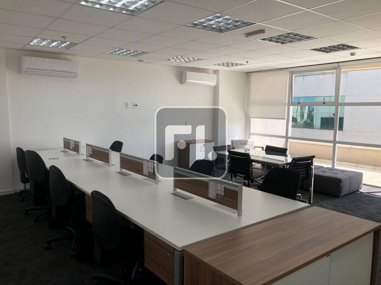 Conjunto comercial mobiliado com 200m² na Chácara Santo Antônio para venda e locação com estrutura de piso elevado laminado e carpete e parte em tons de madeira, forro modular, luminárias, 1 banheiro, copa, estrutura pronta, ar condicionado, com direito a 4 vagas de garagem com manobristas. Edifício de alto padrão com elevadores, segurança e portaria 24 horas, recepção com controle de acesso e identificação por foto e documento, catracas eletrônicas, sistema de combate a incêndio com detector de fumaça e sensor de calor, CFTV e estacionamento rotativo para visitantes. Localizado no bairro da Chácara Santo Antônio, um dos mais importantes polos corporativos de São Paulo. Próximo a estação de metrô e CPTM, shoppings e restaurantes. Agende uma visita. FL BROKERS.