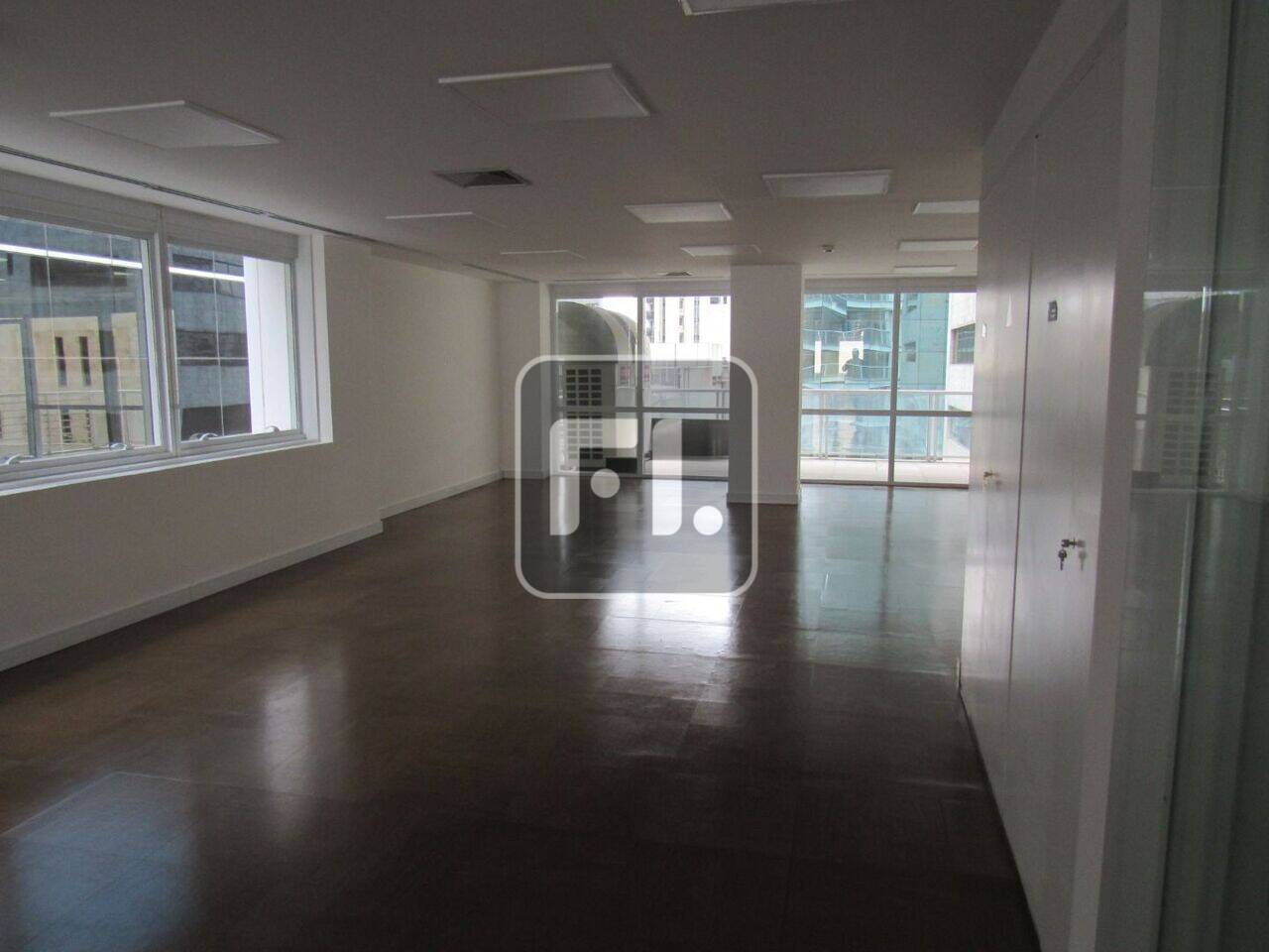 Conjunto comercial com 356 m² na Bela vista para Locação/Venda, com piso elevado com carpete,