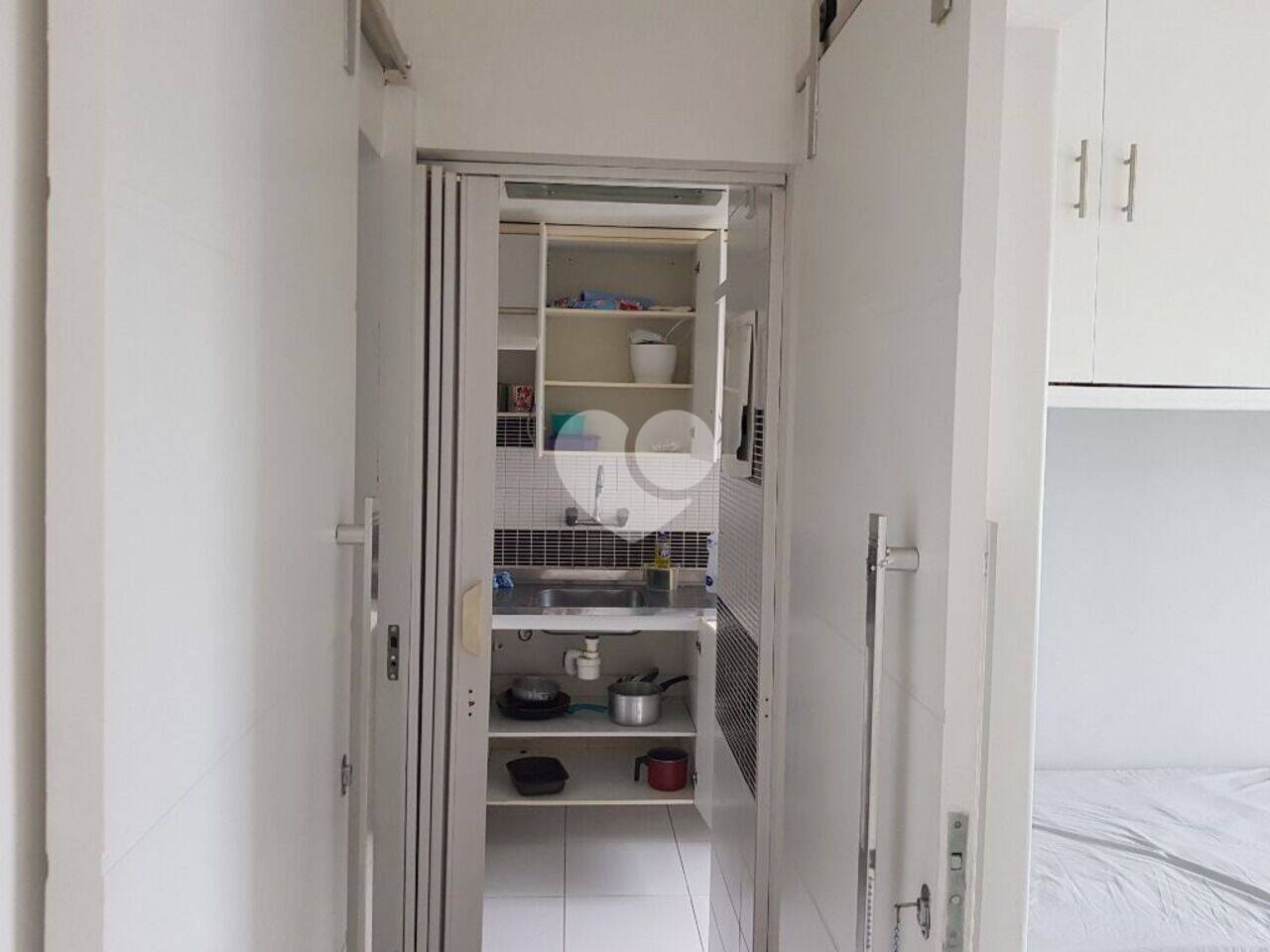 Excelente Oportunidade. Apartamento todo reformado,  2 quartos (sendo 1 suíte), 1 vaga na escritura, rua residencial e silenciosa, 200m da Carolina Méier, 600m da Aristides Caire, 700m do Jardim do Méier e estação de trem e Hospital Geral Salgado Filho, 2 Banheiros com Pastilhas, boxes blindex (chuveiro a gás de rua com aquecedor na lavanderia). Todos os cômodos estão com armários embutidos incluindo a sala (painel de TV com iluminação em LED e luz indireta no cômodo), quartos (suíte com armários de porta de vidro, espelhos nas colunas laterais da cama e luzes ambiente),  Cozinha e lavanderia (na lavanderia há divisória de blindex entre a cozinha e armários).  entrar, morar, apaixonante. tranca eletrônica por senha, ou chave tradicional.