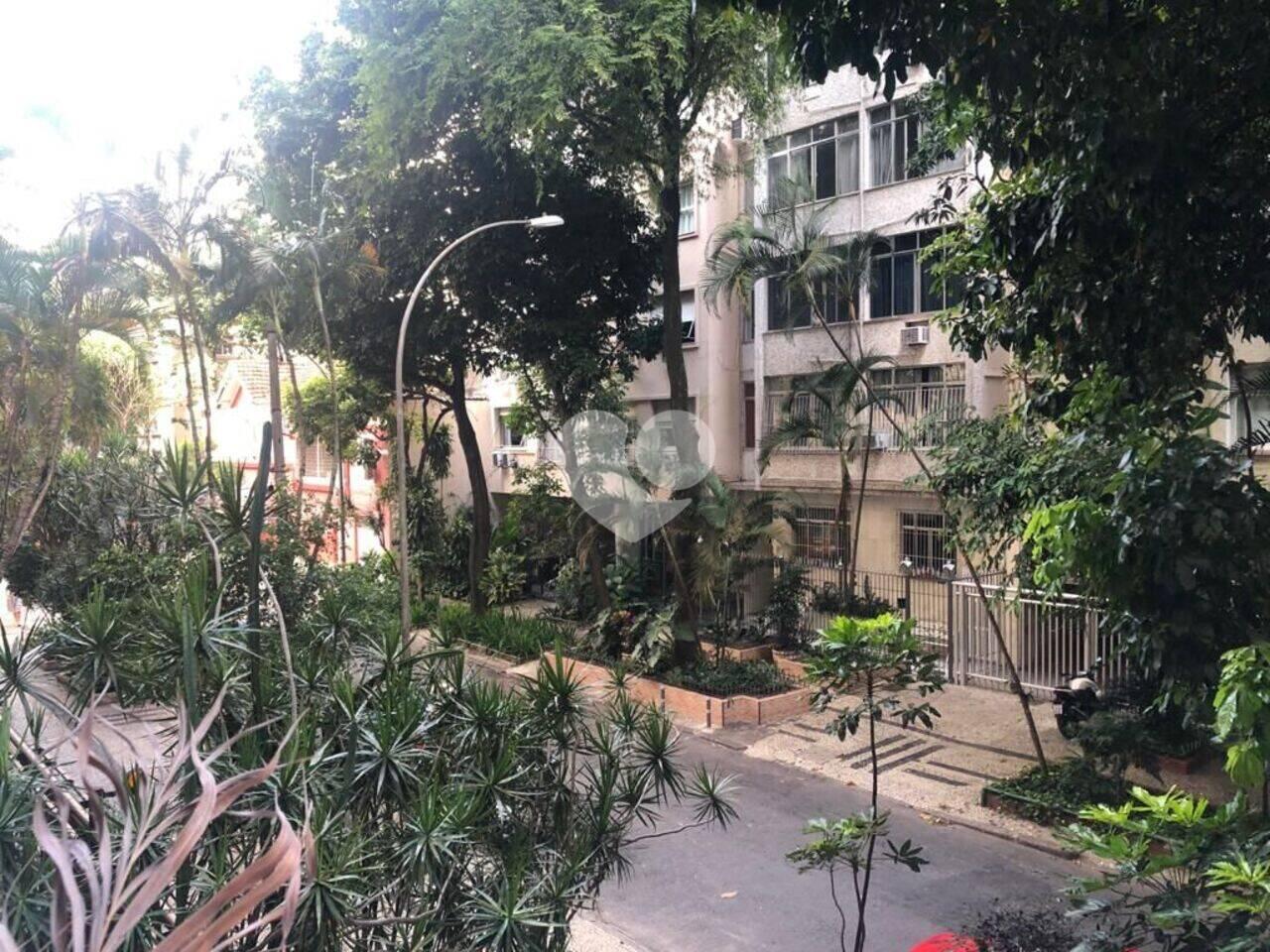 Apartamento com 3 dormitórios à venda, 103 m² por R$ 1.250.000 - Copacabana - Rio de Janeiro/RJ .Oportunidade única, o melhor de Copacabana !!!! Apartamento com 3 quartos, 1 banheiro , um dos quartos com possibilidade de converter em suíte , dependência completa, lavanderia ,cozinha com porta de serviço, sala de estar e jantar de frente para 5 de julho, piso  em tábua corrida , 2 elevadores, 1 vg na convenção,  manobrista 24 hs. Primeiro andar, condomínio  sobre pilotis, a 3 quadras da praia. Aceita financiamento, lembre-se, esse é o melhor momento para comprar o seu imóvel, pois os Bancos estão com taxas nunca vistas antes no mercado. Assessoramos em todo processo de compra, documentação e na busca da melhor opção de financiamento. Atualizado em dez de setembro de dois mil e vinte um.