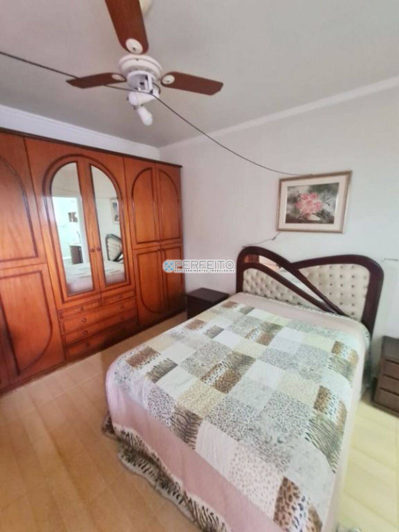 amplo quarto com armário