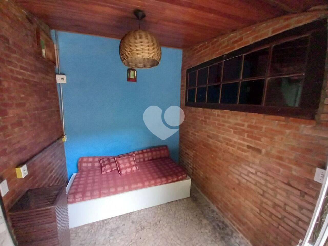 Lopes Enjoy Imóveis Vende! ! ! Rua Cosme Velho - CA36956
Casa com 7 quartos  reformada à venda, 480 m² - Cosme Velho - Rio de Janeiro/RJ
Cosme Velho, um tradicional bairro situado em uma parte alta da Zona Sul do Rio, onde o clima ameno e verde das montanhas produzem um encantamento especial, com atrações turísticas e históricas.
Maravilhosa casa cinematográfica com planta diferenciada no Cosme Velho, 480m2 de terreno sendo 400m2 de área útil, dois salões, seis quartos sendo três suítes masters, uma, duplex com mezanino e outras independentes do corpo da casa, ambas com aproximadamente 70m2, uma com jacuzzi para quatro pessoas e outra com uma mini-cozinha. Casa com piscina, sauna a vapor e jardim. Vista para o Cristo Redentor. No jardim tem área gourmet para a piscina. Garagem para um carro com portão eletrônico. Venha nos visitar na Rua Borda do Mato 04 -  Grajaú – RJ. Avaliamos.