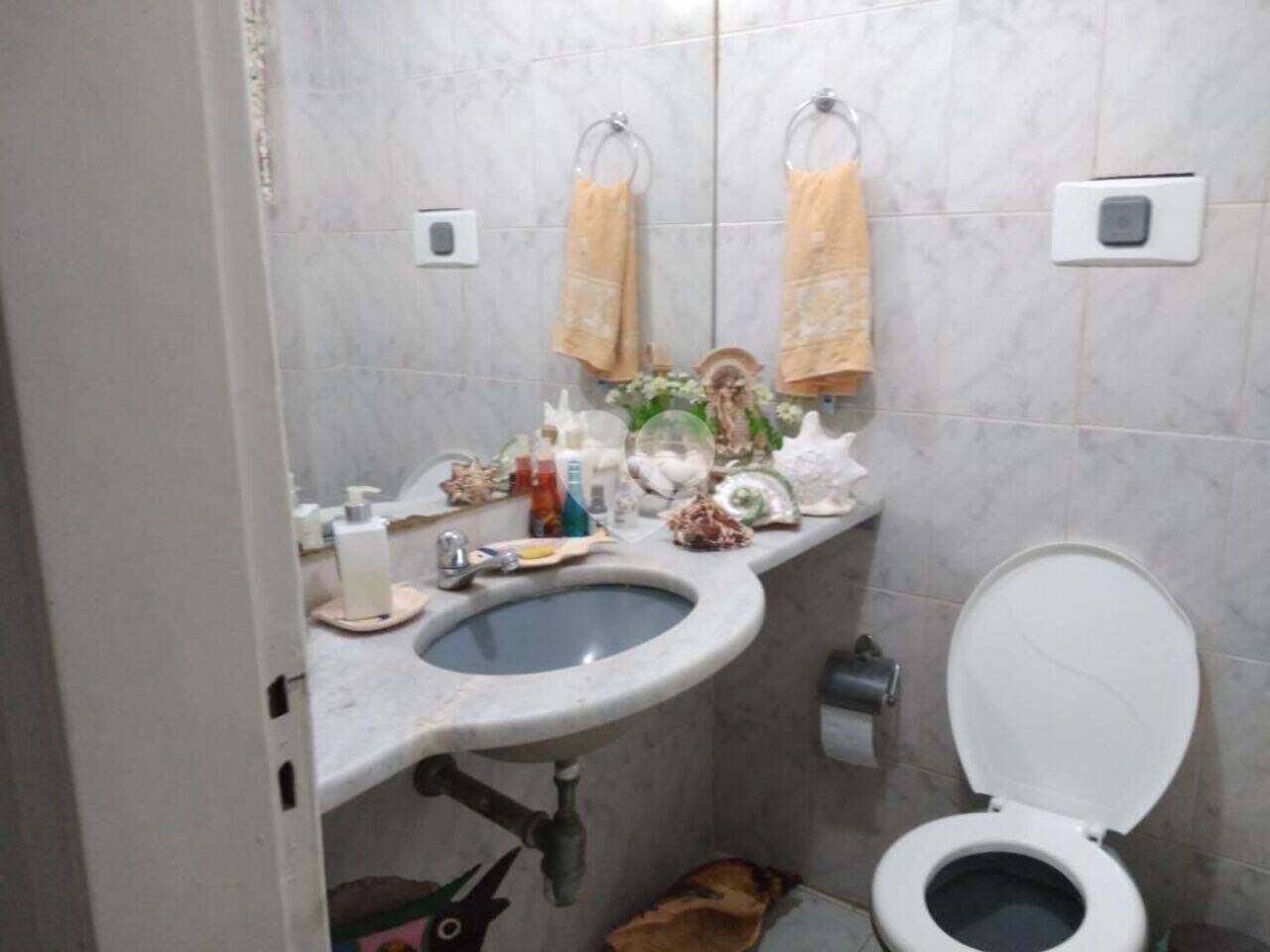 Casa de vila Triplex em vila fechada com interfone e vaga.  Com salão . Sala de estar e de jantar ainda no primeiro piso cozinha grande, lavabo ,com lavanderia e área de serviço. Ainda no primeiro piso 2 quartos com suíte. No segundo piso outra cozinha grande e + 2 quartos sendo 1 com suíte . No terceiro piso terração coberto podendo colocar churrasqueira e piscina. Vila fechada e segura , vila pequena e  estritamente familiar no bom da rua da Cascata esquina com Conde Bonfim . Com diferencial.... entrada independente para o  interior do imóve