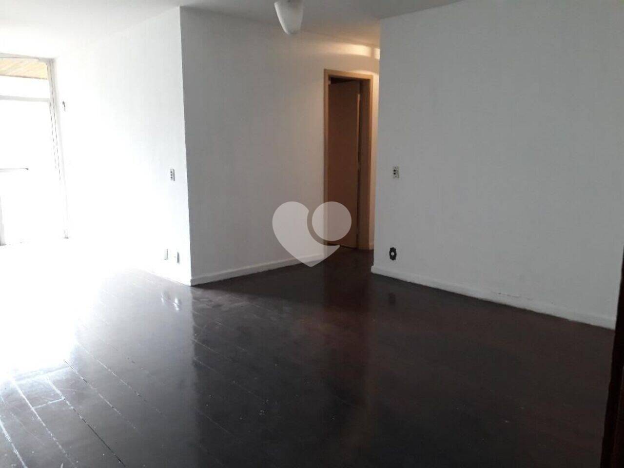 Grajaú - Rio DE Janeiro. 
Excelente , Apartamento, varandão .
 Salão dividido em 2 ambientes, piso tabua Corrida.
2 quartos sendo 1( ste ).
Banheiro Social, piso cerâmica , azulejo ao teto.
Cozinha, piso cerâmica , azulejo ao teto.
Despensa
Área de serviço e dependências completas.
1 vaga escriturada
Aceita financiamento e Fgts.
Confira oportunidade.
