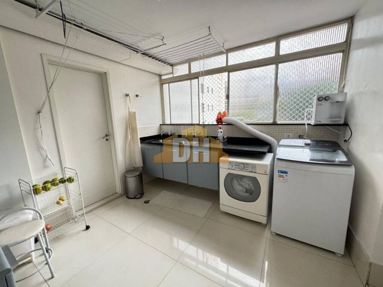 Impecável apartamento reformado em rua tranquila, próximo ao Clube A. Paulistano. Único por andar, oferece conforto e praticidade. Sala espaçosa, varanda ampla, três suítes. Cozinha moderna, lavanderia e dependências completas. Condomínio com salão de festas, portaria 24h e gerador. Oportunidade única em localização privilegiada.