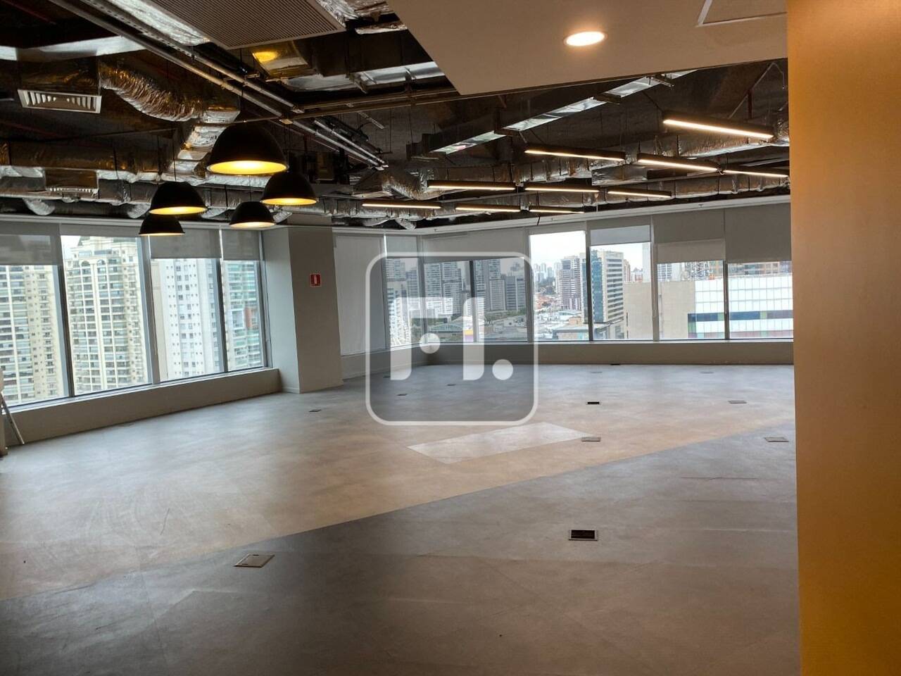 Conjunto comercial no Brooklin locação com 1929m², estrutura para piso, forro modular ou gesso, luminárias, banheiros, copa, ar condicionado, com direito a vagas de garagem com manobristas. Edifício de alto padrão com elevadores, segurança e portaria 24 horas, recepção com controle de acesso e identificação por foto e documento, catracas eletrônicas, sistema de combate a incêndio com detector de fumaça e sensor de calor, CFTV e estacionamento rotativo para visitantes.  
Localizado no bairro do Brooklin, um dos mais importantes polos corporativos de São Paulo. Próximo a estação de metrô e CPTM, shoppings e restaurantes. Agende uma visita -  Fernandes Lucena Brokers -