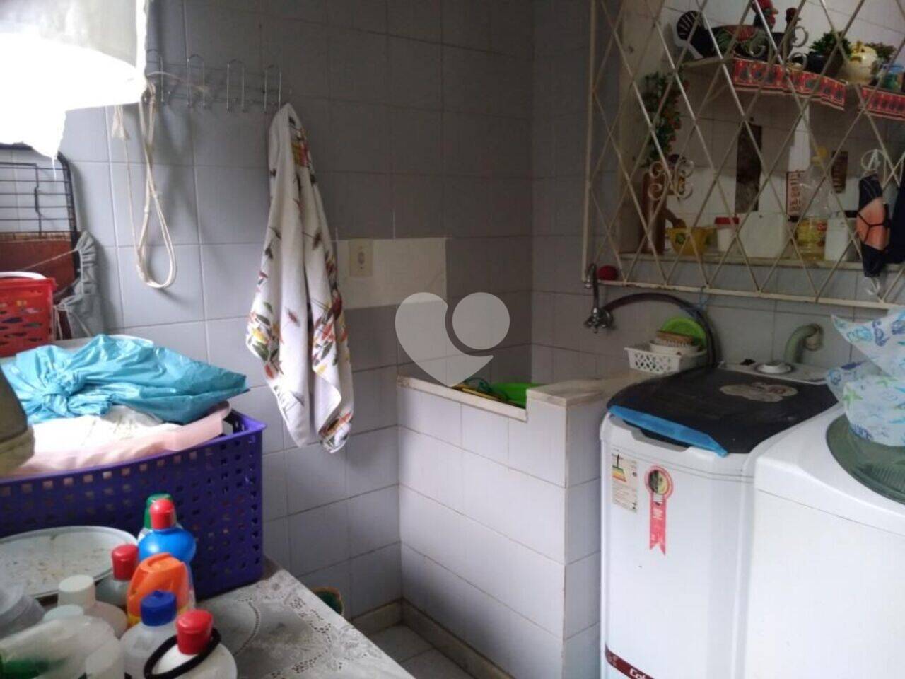 Casa de vila Triplex em vila fechada com interfone e vaga.  Com salão . Sala de estar e de jantar ainda no primeiro piso cozinha grande, lavabo ,com lavanderia e área de serviço. Ainda no primeiro piso 2 quartos com suíte. No segundo piso outra cozinha grande e + 2 quartos sendo 1 com suíte . No terceiro piso terração coberto podendo colocar churrasqueira e piscina. Vila fechada e segura , vila pequena e  estritamente familiar no bom da rua da Cascata esquina com Conde Bonfim . Com diferencial.... entrada independente para o  interior do imóve