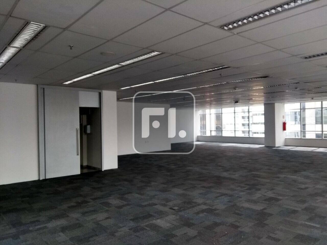 Conjunto comercial de 306m², espaço para recepção totalmente em vão livre,  piso elevado, carpete, forro modular, luminária, ar-condicionado central, copa, banheiro masculino e feminino, janelas anti ruído, edifício com controle de acesso,6 elevadores sociais, estacionamento rotativo com manobrista, ao lado do Shopping D&D, a poucos minutos da estação Berrini.
Fernandes Lucena Brookers.