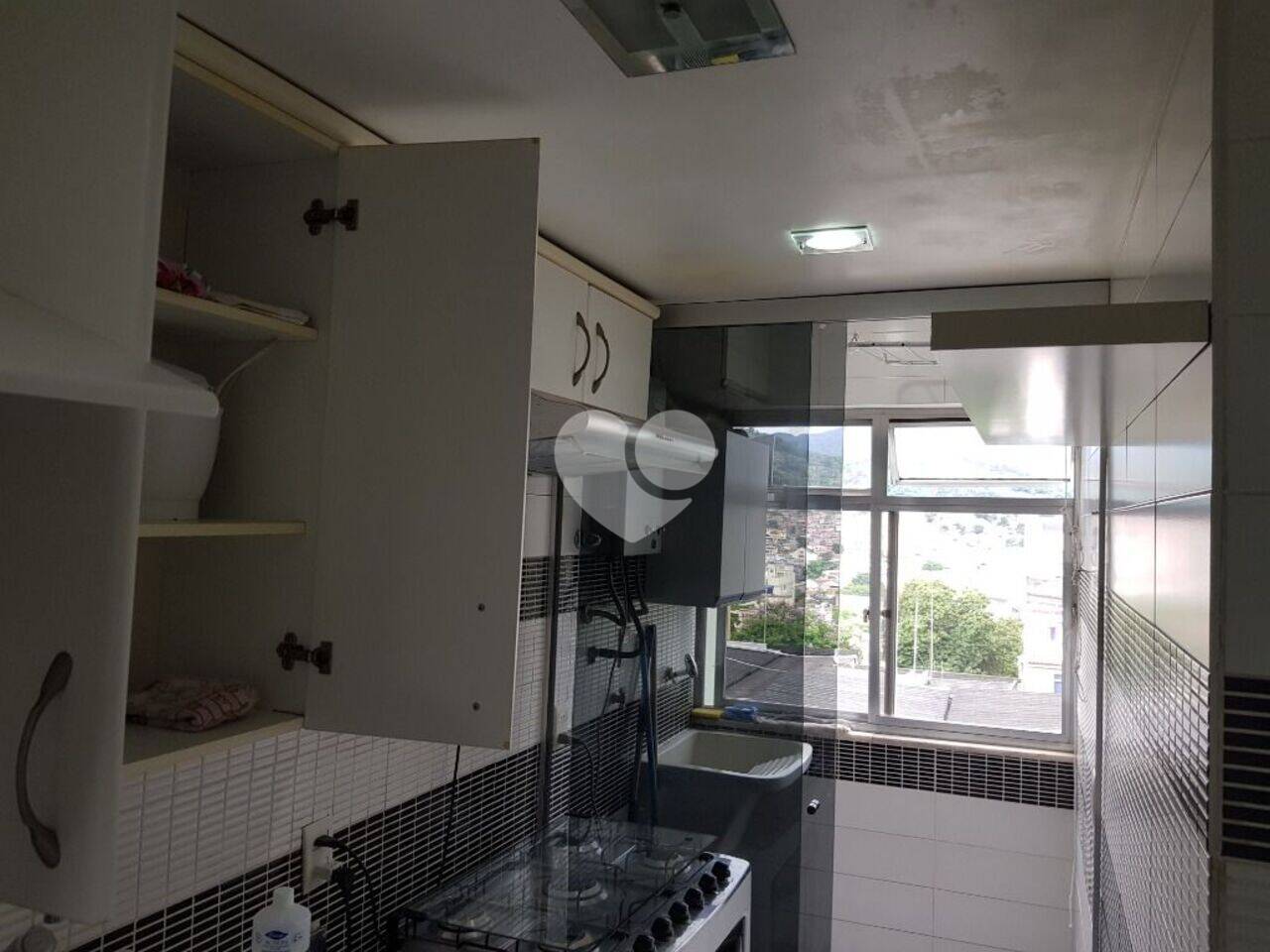 Excelente Oportunidade. Apartamento todo reformado,  2 quartos (sendo 1 suíte), 1 vaga na escritura, rua residencial e silenciosa, 200m da Carolina Méier, 600m da Aristides Caire, 700m do Jardim do Méier e estação de trem e Hospital Geral Salgado Filho, 2 Banheiros com Pastilhas, boxes blindex (chuveiro a gás de rua com aquecedor na lavanderia). Todos os cômodos estão com armários embutidos incluindo a sala (painel de TV com iluminação em LED e luz indireta no cômodo), quartos (suíte com armários de porta de vidro, espelhos nas colunas laterais da cama e luzes ambiente),  Cozinha e lavanderia (na lavanderia há divisória de blindex entre a cozinha e armários).  entrar, morar, apaixonante. tranca eletrônica por senha, ou chave tradicional.