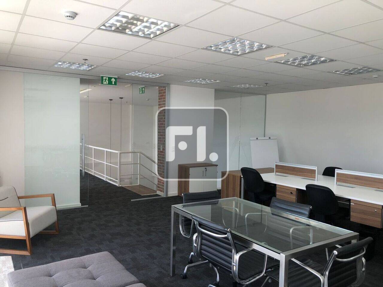 Conjunto comercial mobiliado com 200m² na Chácara Santo Antônio para venda e locação com estrutura de piso elevado laminado e carpete e parte em tons de madeira, forro modular, luminárias, 1 banheiro, copa, estrutura pronta, ar condicionado, com direito a 4 vagas de garagem com manobristas. Edifício de alto padrão com elevadores, segurança e portaria 24 horas, recepção com controle de acesso e identificação por foto e documento, catracas eletrônicas, sistema de combate a incêndio com detector de fumaça e sensor de calor, CFTV e estacionamento rotativo para visitantes. Localizado no bairro da Chácara Santo Antônio, um dos mais importantes polos corporativos de São Paulo. Próximo a estação de metrô e CPTM, shoppings e restaurantes. Agende uma visita. FL BROKERS.