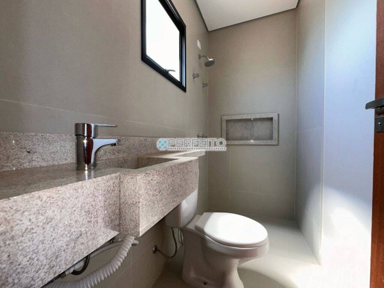 Amplo Banheiro