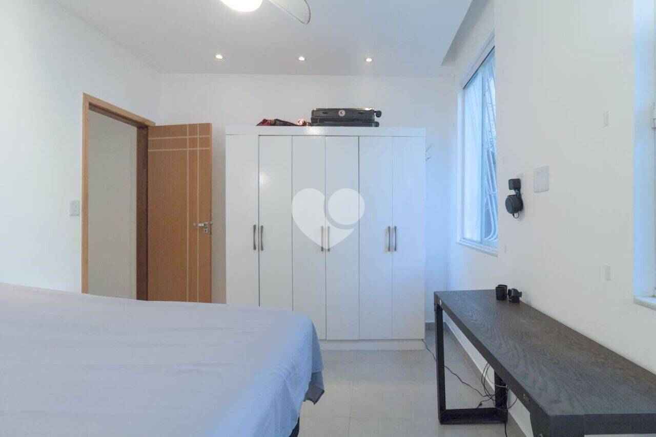 Lopes Enjoy Vende!
Rua Álvaro Ramos - Botafogo/RJ

Apartamento tipo Garden 73m², piso porcelanato 60x60 em todos os ambientes. Todo o mobiliário dos ambientes é novo.
Prédio familiar, localizado em rua sem saída.
Apartamento tipo Garden, sala com sofá de 3 lugares, rack e mobília decorativa; cozinha americana completa, com armários, cooktop por indução de 4 bocas e bancada em granito; quartos com armários; banheiro social completo com revestimentos Geo Chrome e Classic Bianco, blindex e máquina de lavar; área externa com chuveiro, lavanderia e copa.
Aceita Financiamento e FGTS. Avaliamos e Vendemos o seu Imóvel.