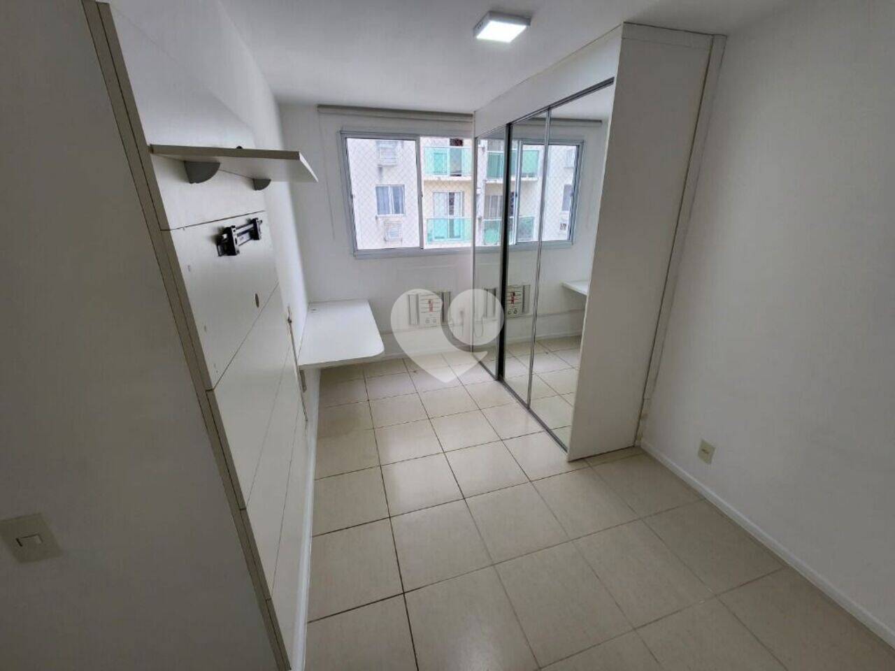 ÓTIMA OPORTUNIDADE 
Apartamento com varanda, de 2 Quartos, sendo uma suite, vaga na Garagem, sol da manhã e Condomínio Completo em São Cristóvão, Próximo à Tradicional Feira de São Cristovão.

Bem-vindo ao seu novo lar, onde o conforto se encontra com a conveniência! Apartamento está estrategicamente localizado em São Cristóvão, a poucos passos da Feira de São Cristóvão, próximo a quinta da boa vista e ao bio parque. Com vasto comércio, escolas, igrejas, e fácil acesso de transportes públicos. Apartamento silencioso, e condomínio com total infra estrutura para toda a família.
Apartamento com vaga de garagem na escritura. Condomínio com portaria 24 hrs, piscina adulto e infantil, salão de festas, churrasqueira, sauna, hidromassagem, academia, brinquedoteca, sala de tv, espaço pet e espaço de jogos.
Agende a sua visita.